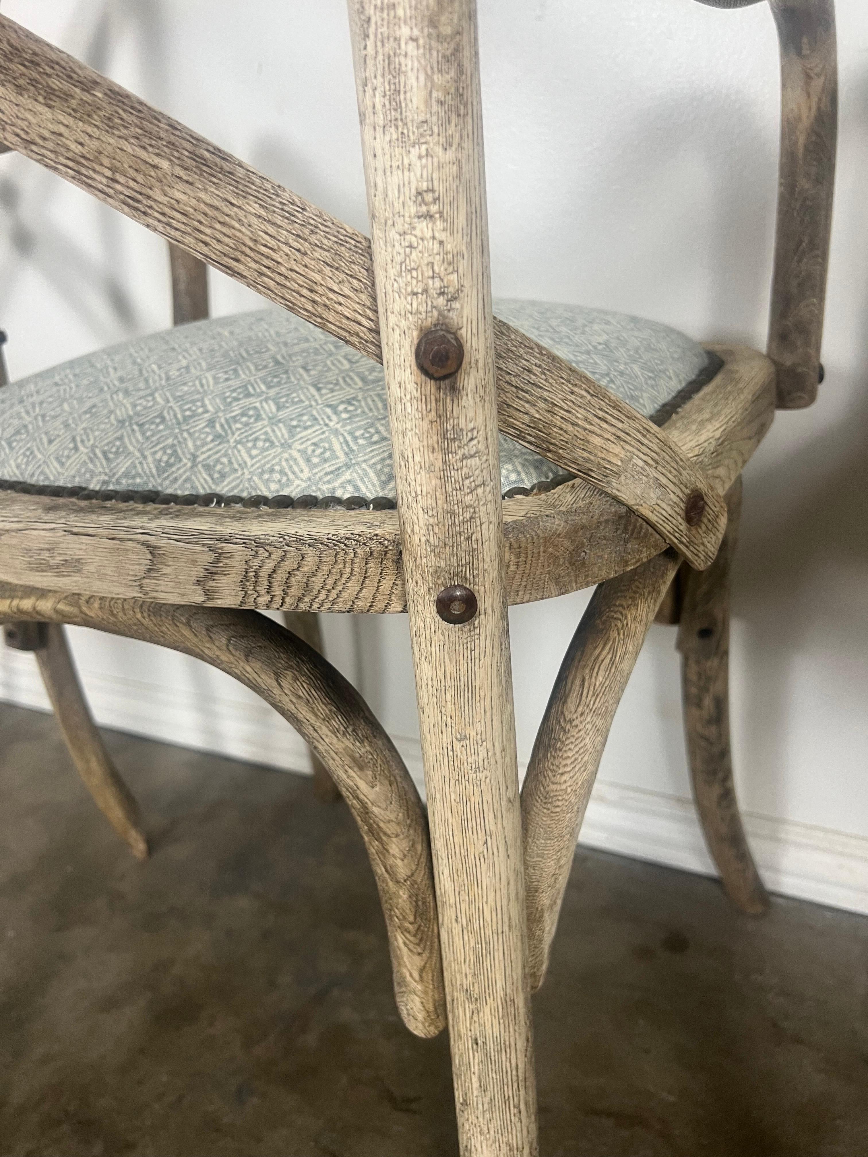 Ensemble de quatre chaises de salle à manger primitives avec sièges en lin en vente 6