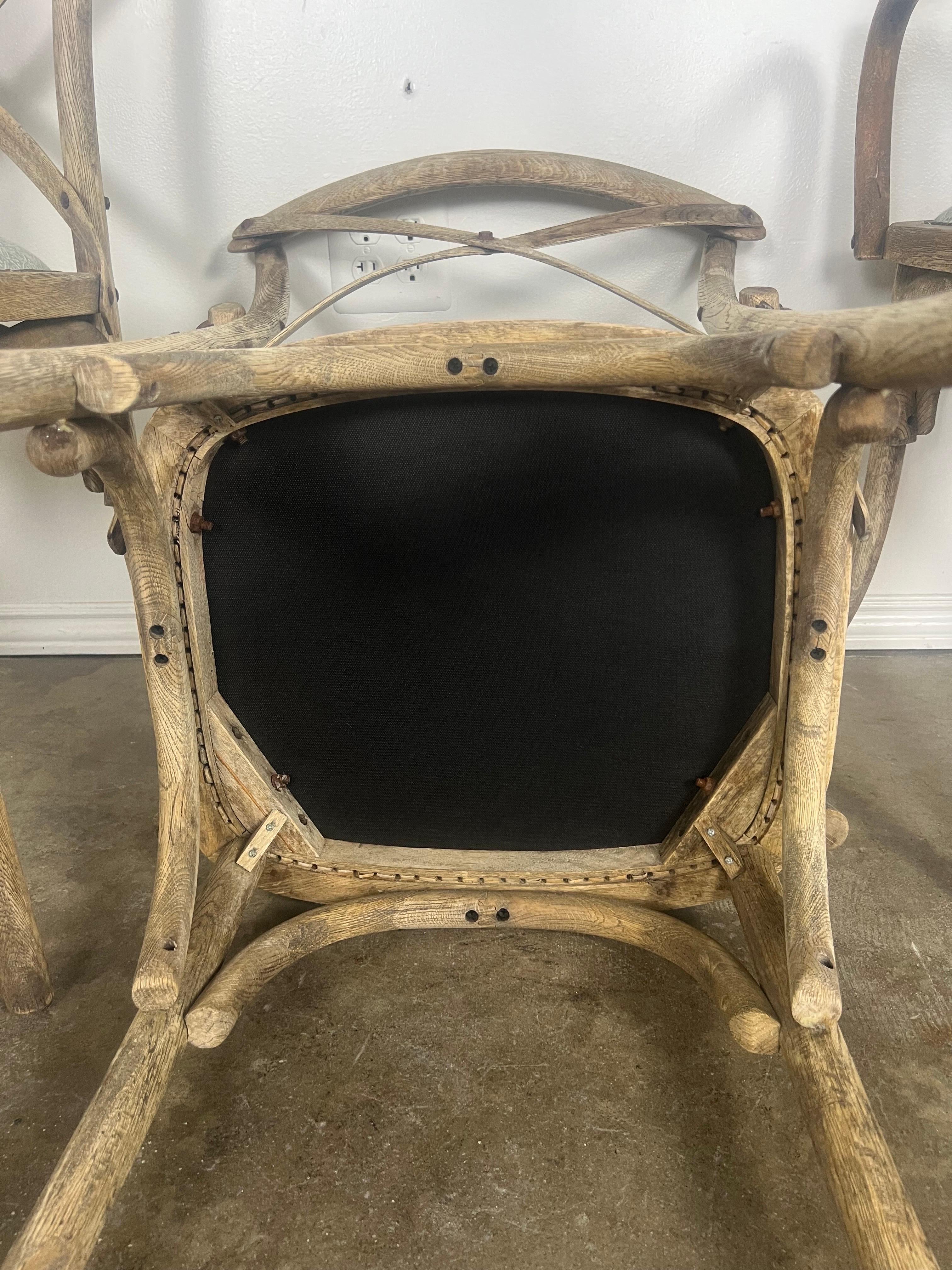 Ensemble de quatre chaises de salle à manger primitives avec sièges en lin en vente 12