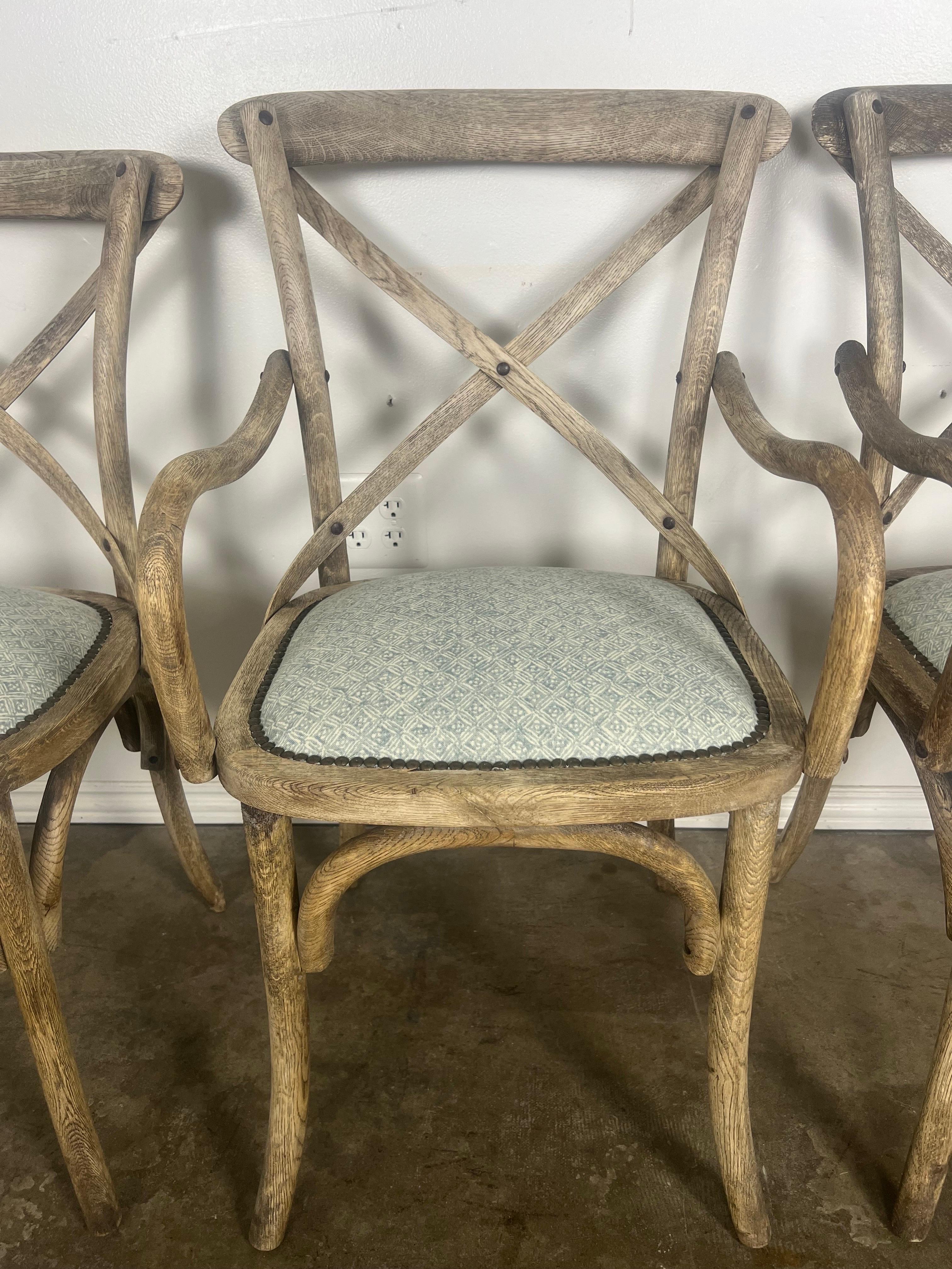 Ensemble de quatre chaises de salle à manger primitives avec sièges en lin Abîmé - En vente à Los Angeles, CA