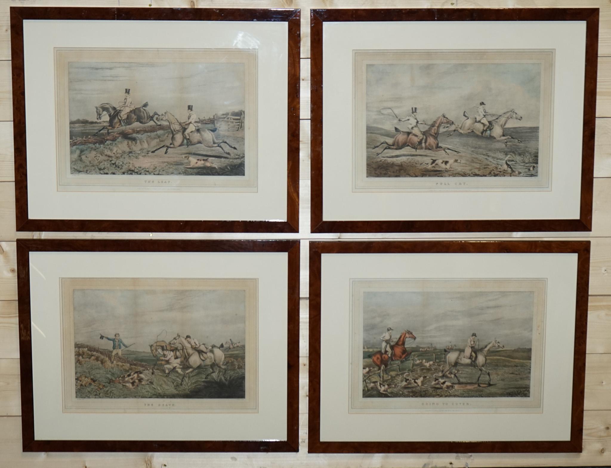 
Nous sommes ravis d'offrir à la vente ce superbe ensemble de quatre cadres en ronce de noyer à la manière de Henry Thomas Alken.

L'ensemble de quatre estampes, chacune élégamment présentée dans un riche cadre en ronce de noyer, met en scène des