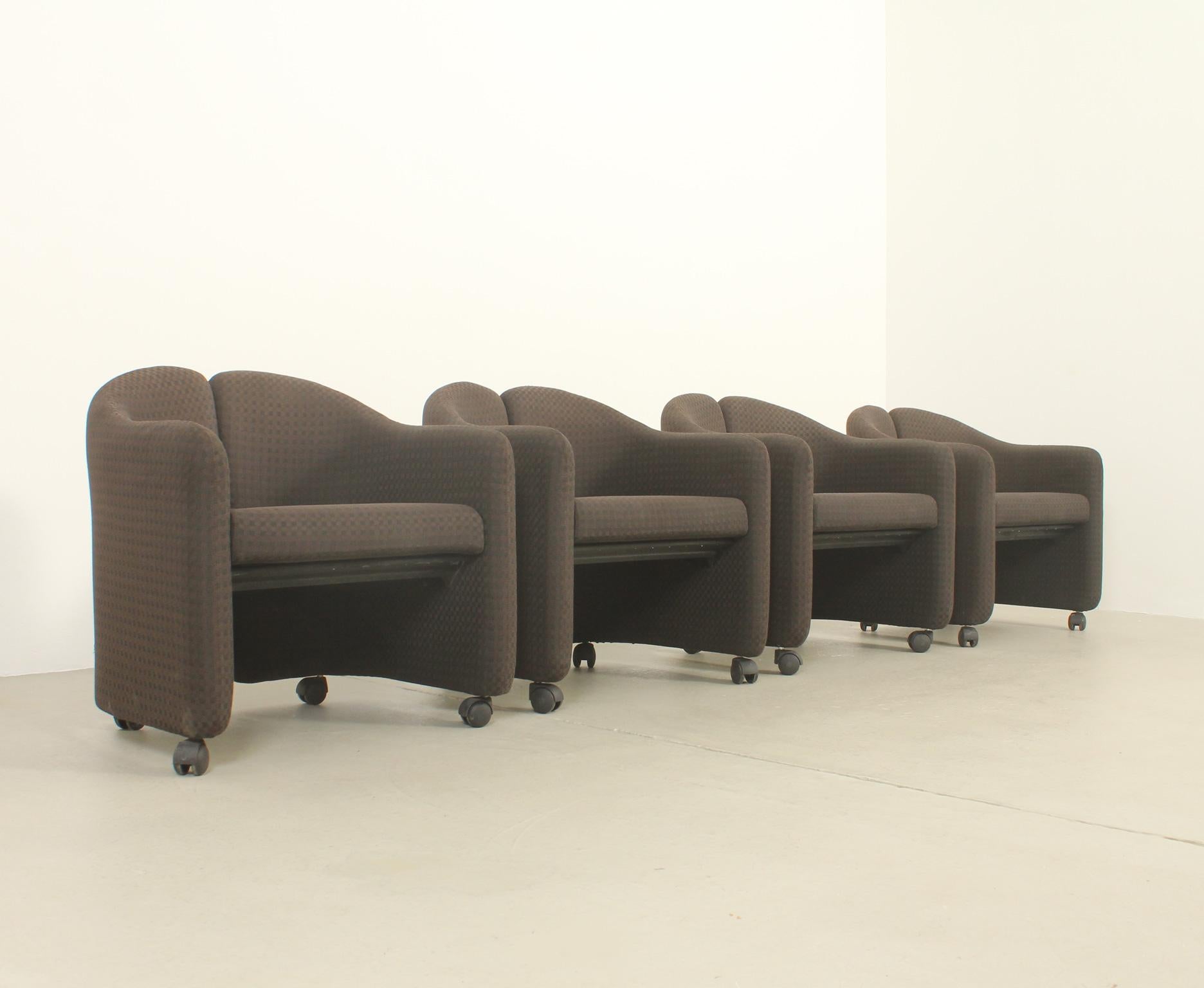 Satz von vier Sesseln PS142, entworfen 1966 von Eugenio Gerli für Tecno, Italien. Metallgestell mit Original-Karostoff bezogen. 