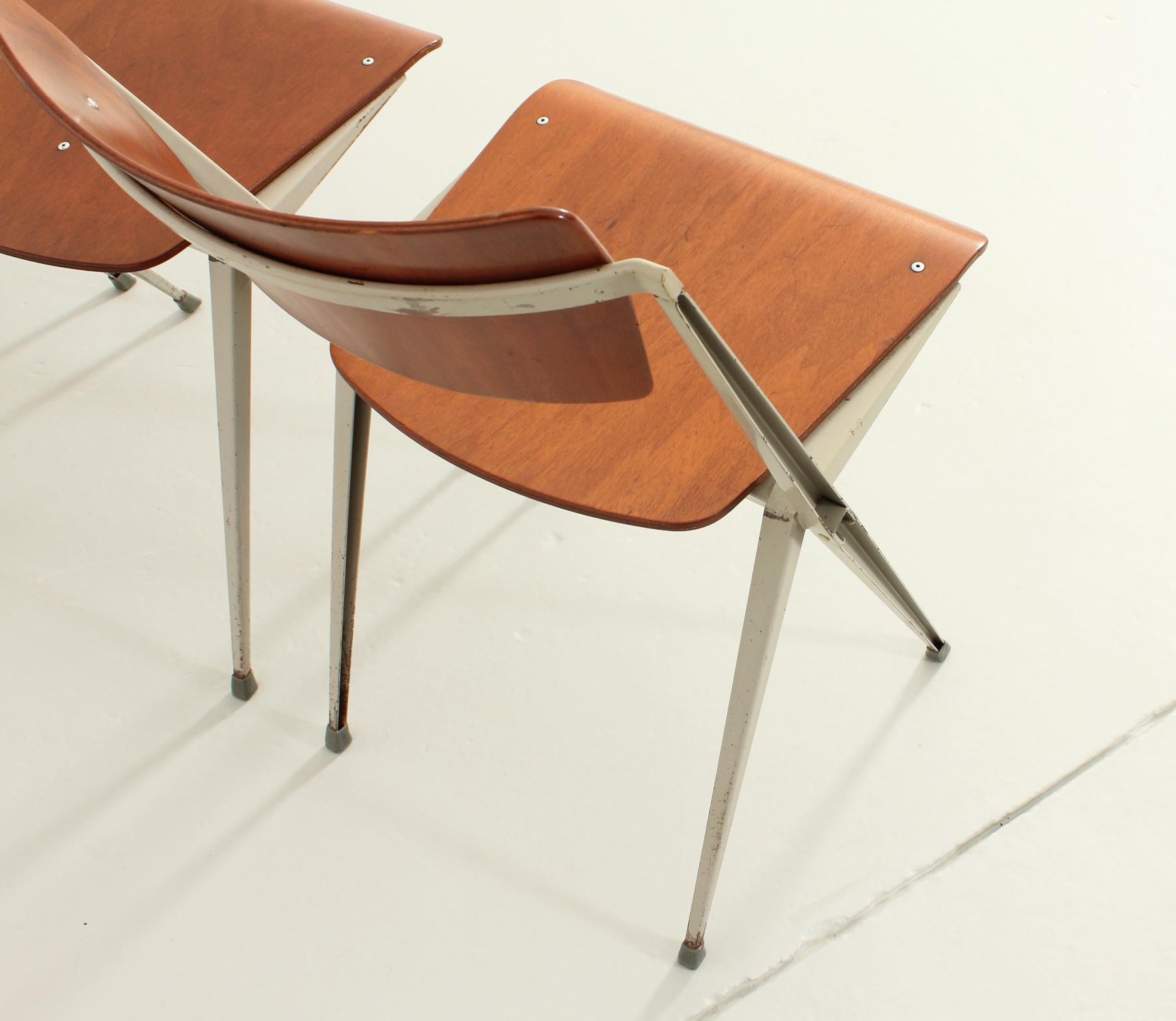 Set of Four Pyramide Chairs by Wim Rietveld for De Cirkel, 1965 In Good Condition In Barcelona, ES