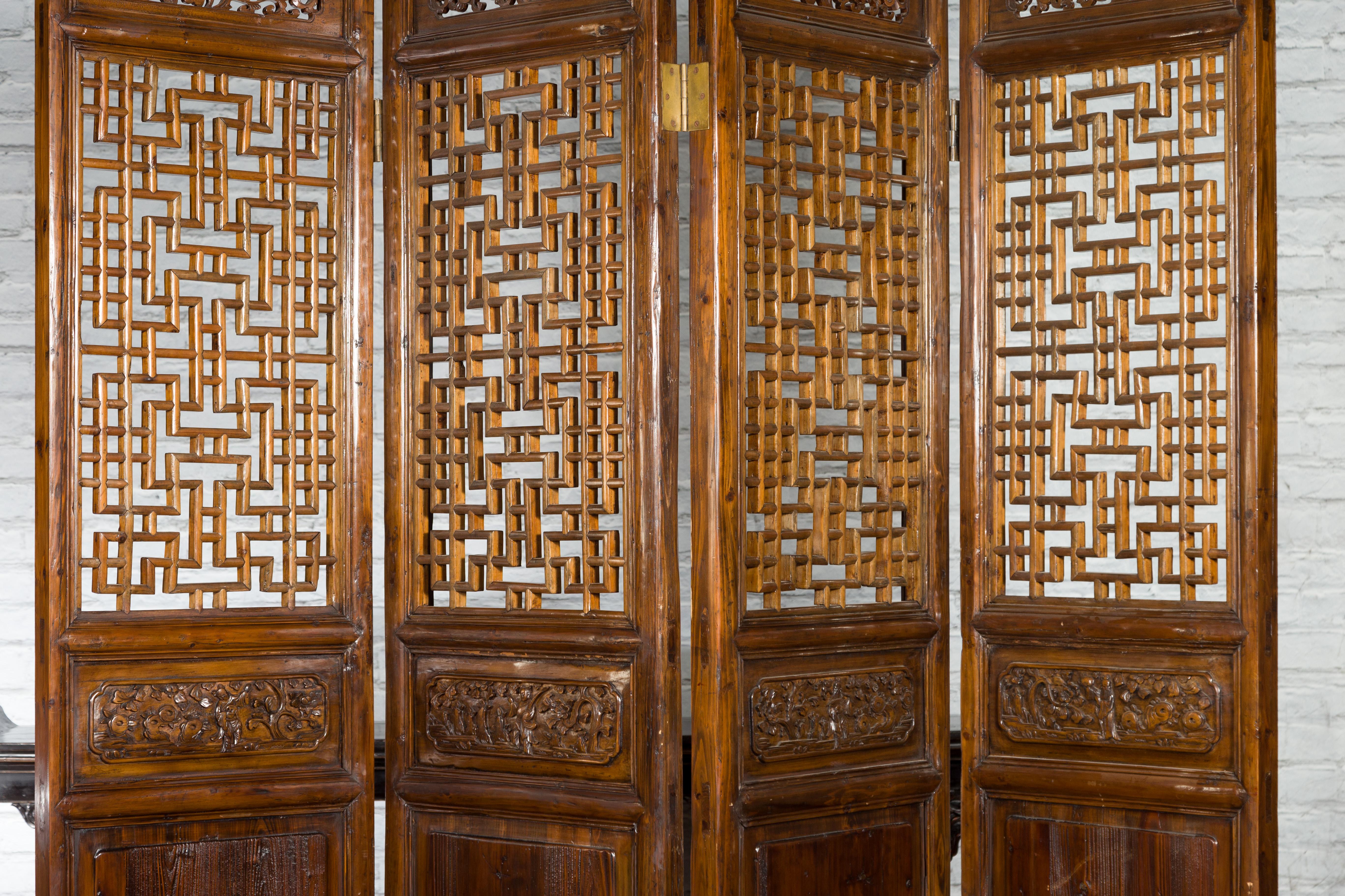 Satz von vier durchbrochenen Laubsägearbeiten aus Elmwoods der Qing Dynasty mit zarten Schnitzereien im Zustand „Gut“ im Angebot in Yonkers, NY