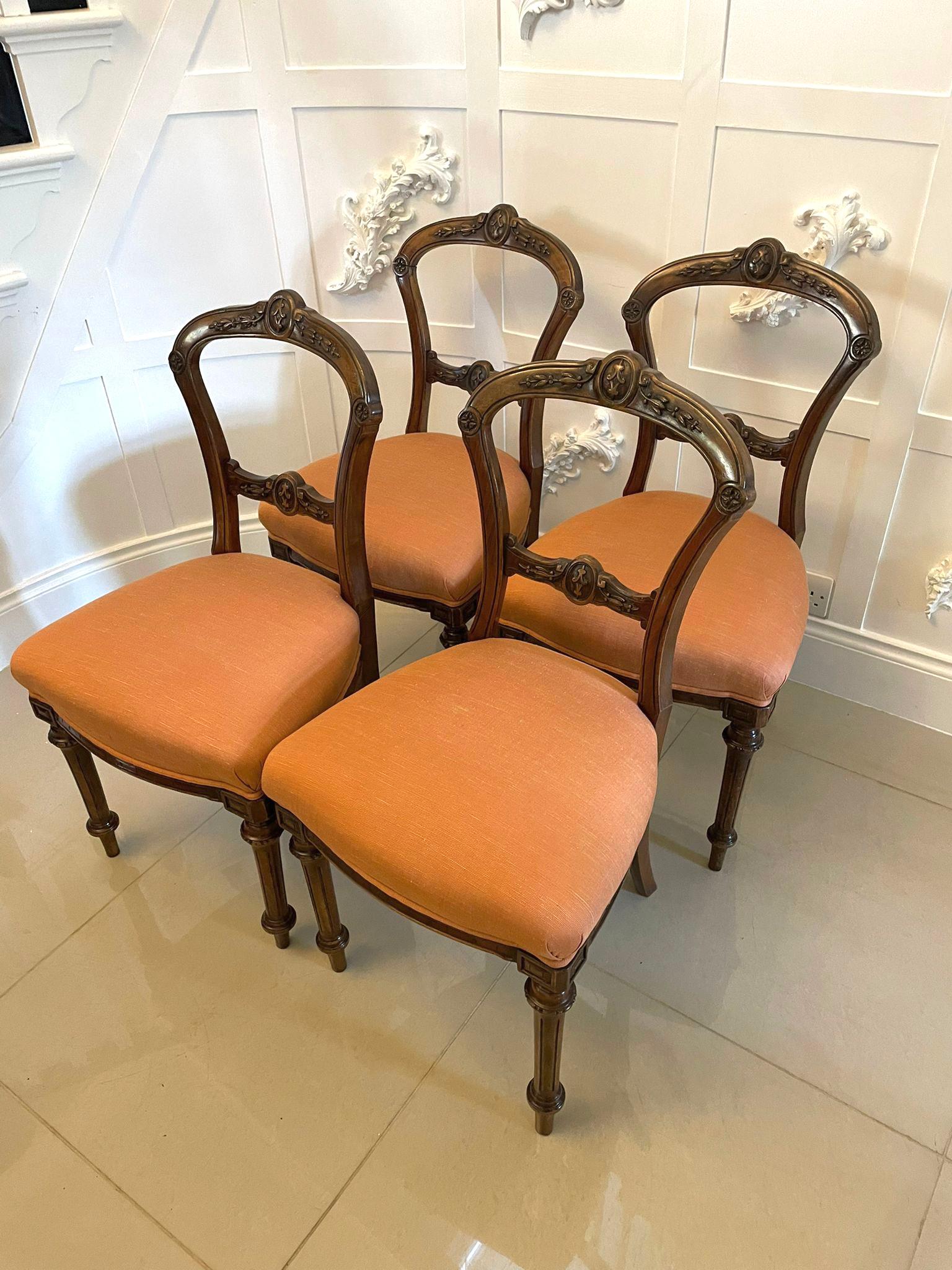 Set di quattro sedie da pranzo in noce intagliato di qualità dell'epoca vittoriana, con seduta sagomata in noce massiccio e schienale intagliato, che poggiano su gambe tornite e affusolate nella parte anteriore. 

Un set accattivante in ottime