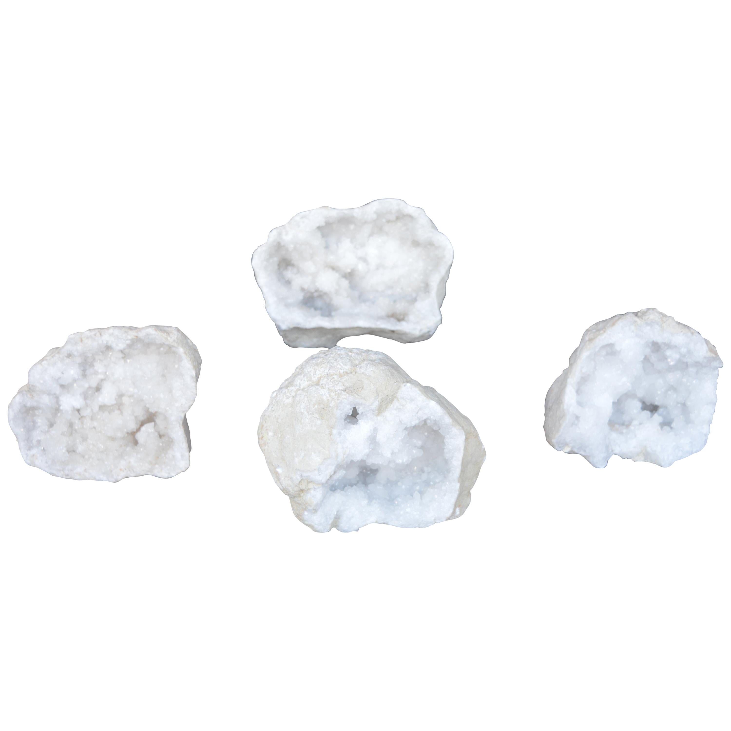 Ensemble de quatre spécimens de géodes de quartz