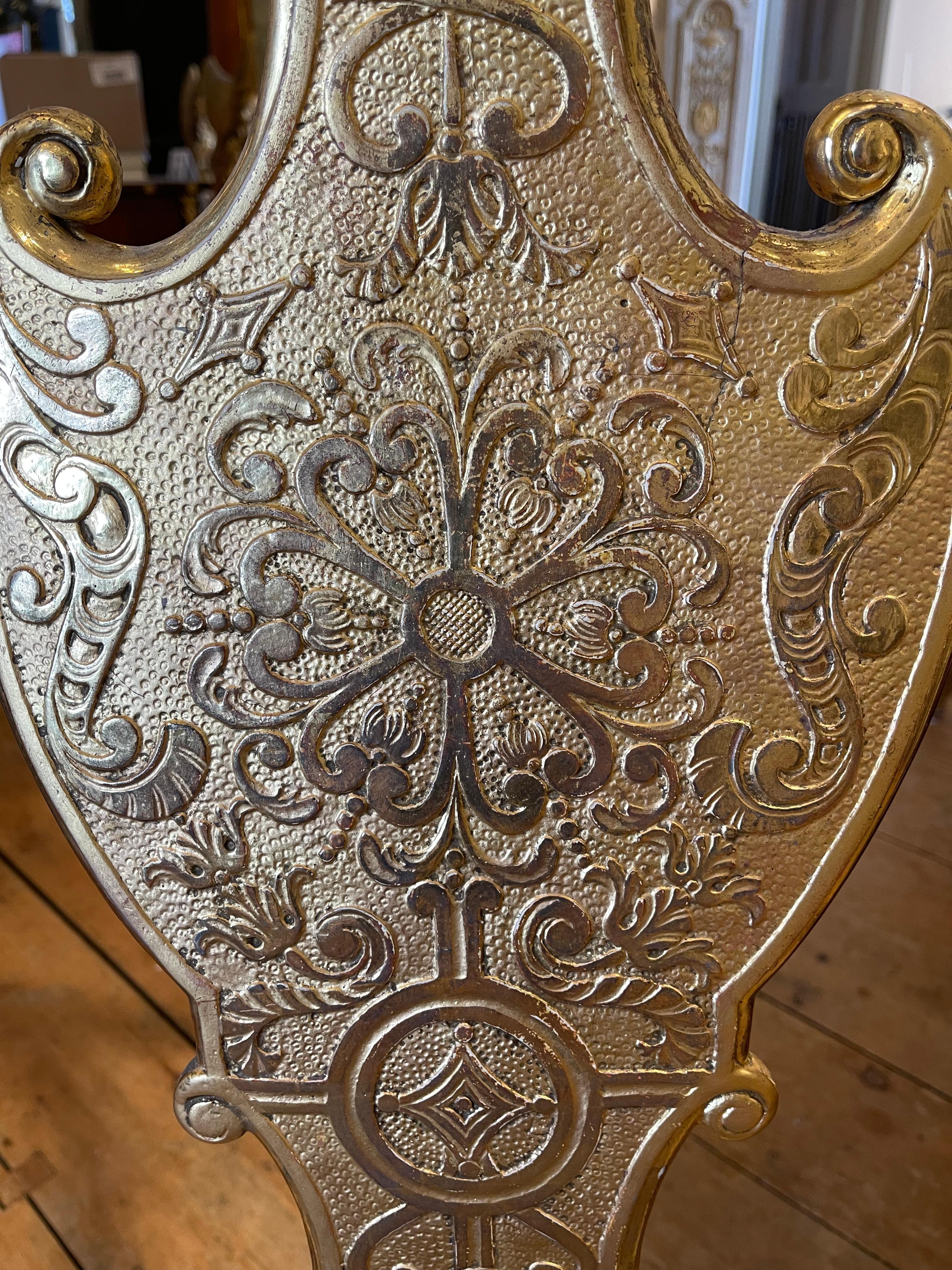 Ensemble de quatre chaises d'appoint dorées Queen Anne Bon état - En vente à Essex, MA