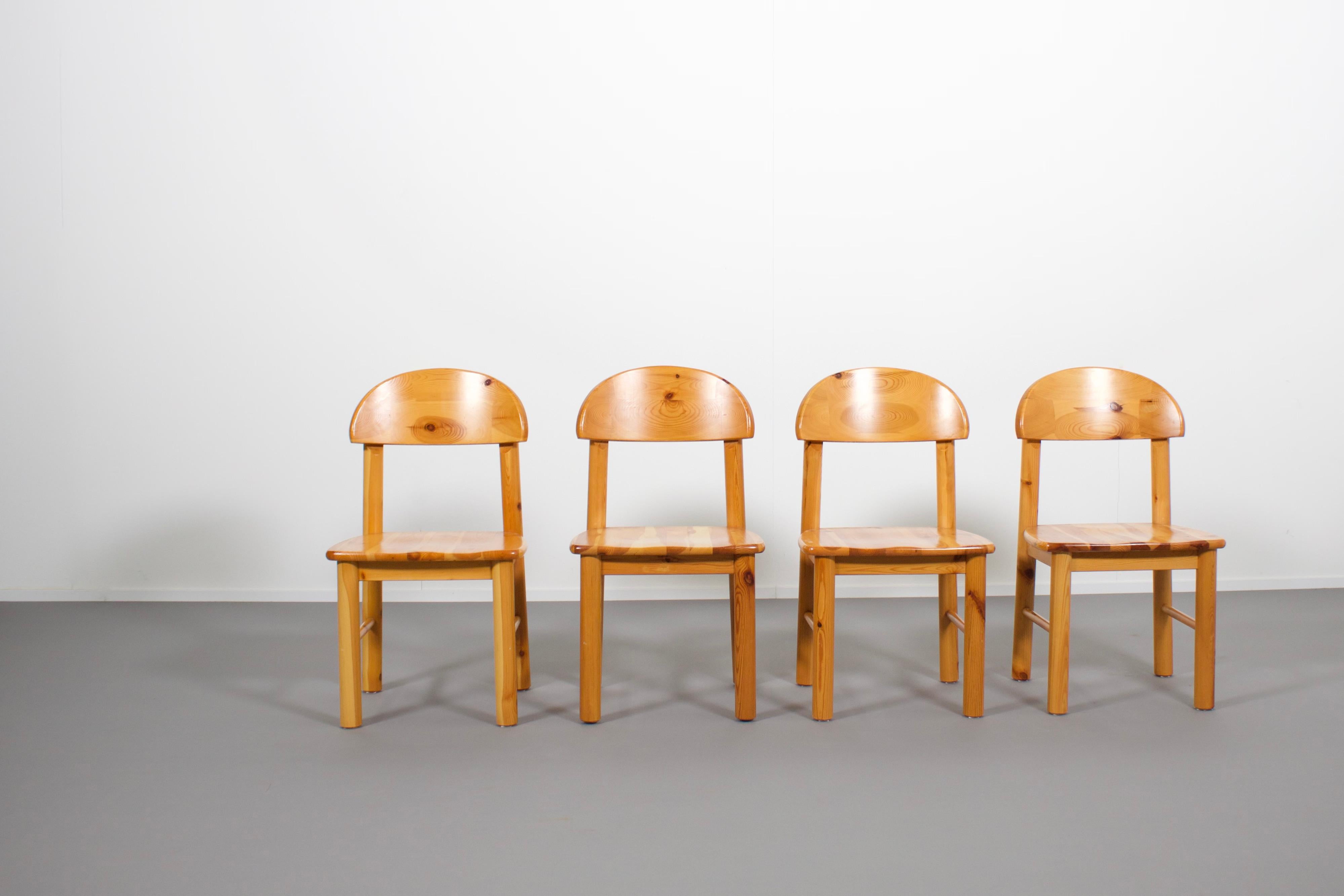 Mid-Century Modern Ensemble de quatre chaises à manger Rainer Daumiller en bois de pin, 1970 en vente