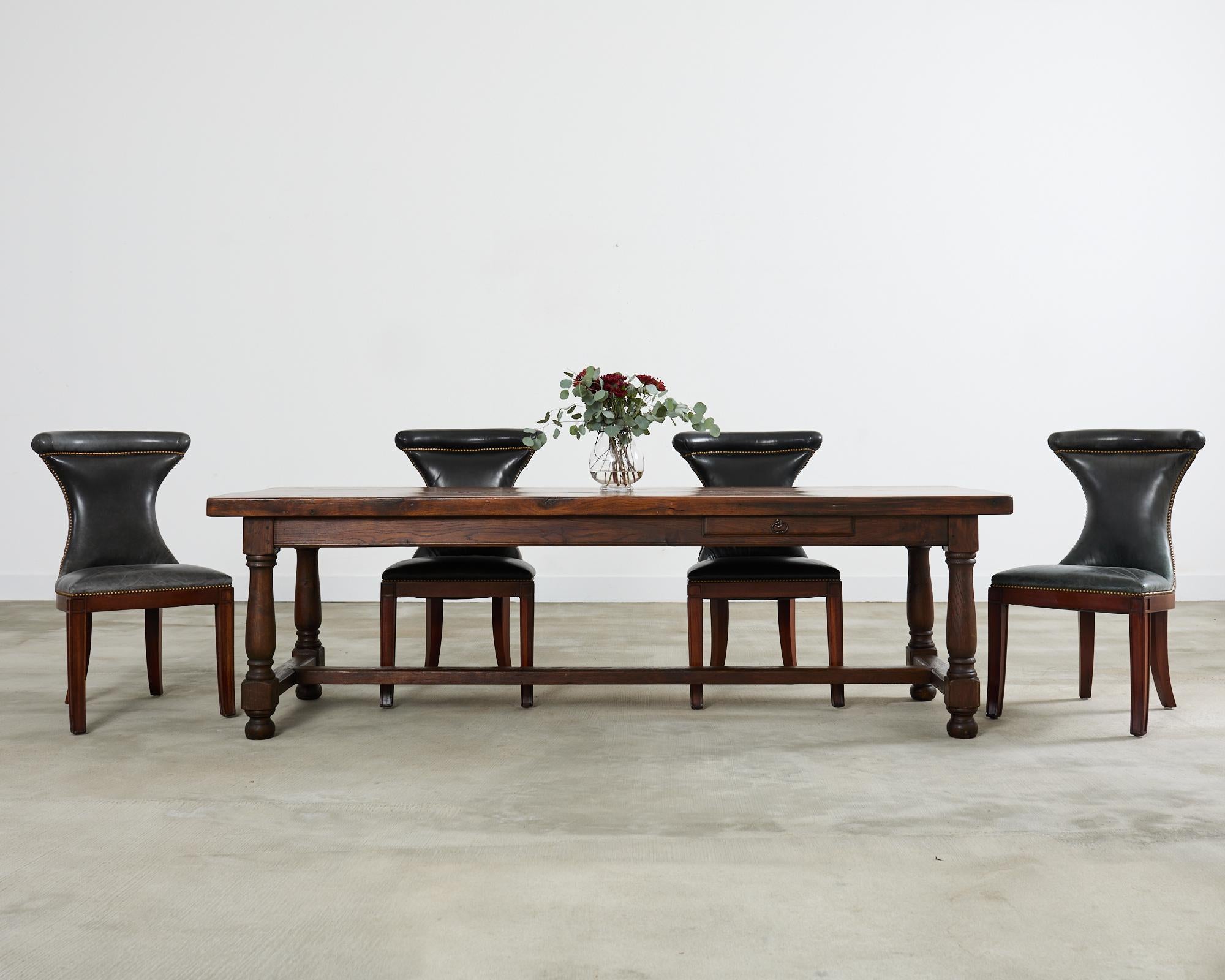 Auffälliges Set aus vier Lederstühlen im Regency-Stil, entworfen von Ralph Lauren. Die Stühle haben einen Hartholzrahmen mit einer vom neoklassischen Klismos inspirierten Rückenlehne. Der Rahmen hat eine dramatische Sanduhrform in der Art und im