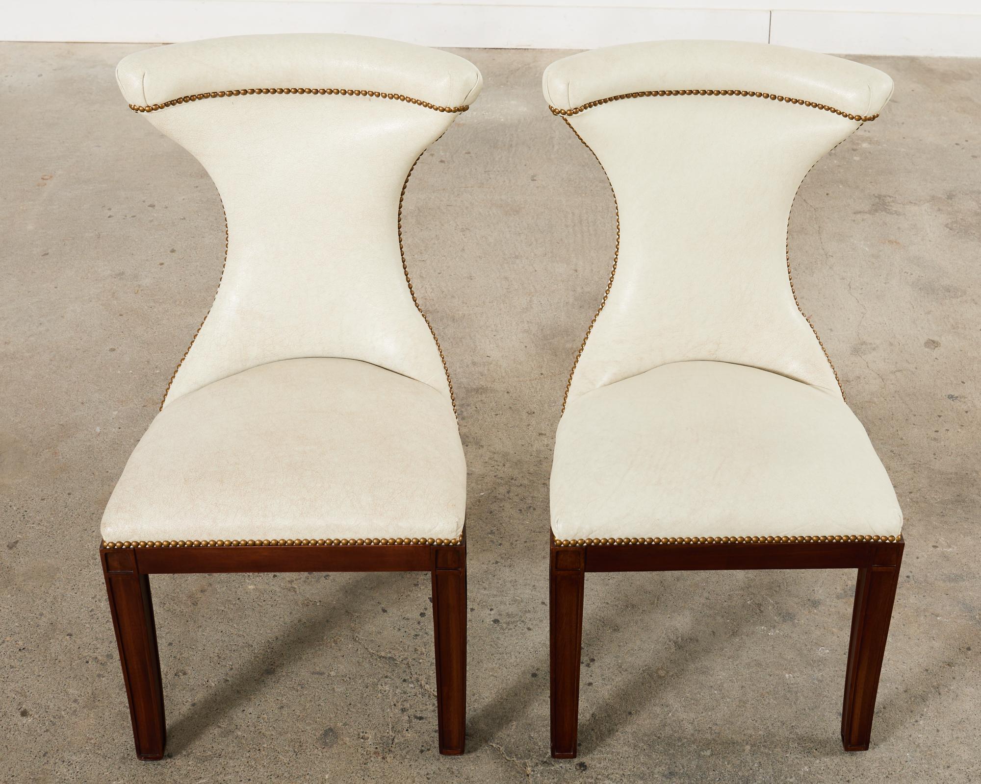 Ottone Set di quattro sedie da pranzo in pelle in stile Regency di Ralph Lauren in vendita
