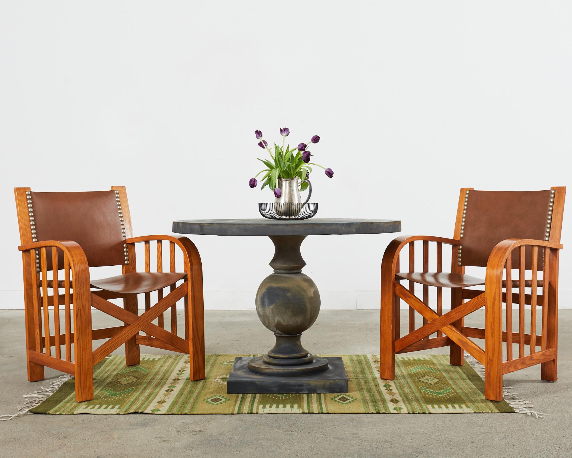 Ensemble sur mesure de quatre chaises ou fauteuils de salle à manger de style country américain, avec assise et dossier en cuir. Conçue par Ralph Lauren dans le cadre de la collection Shelter Sky, cette pièce est fabriquée à partir de frêne massif.