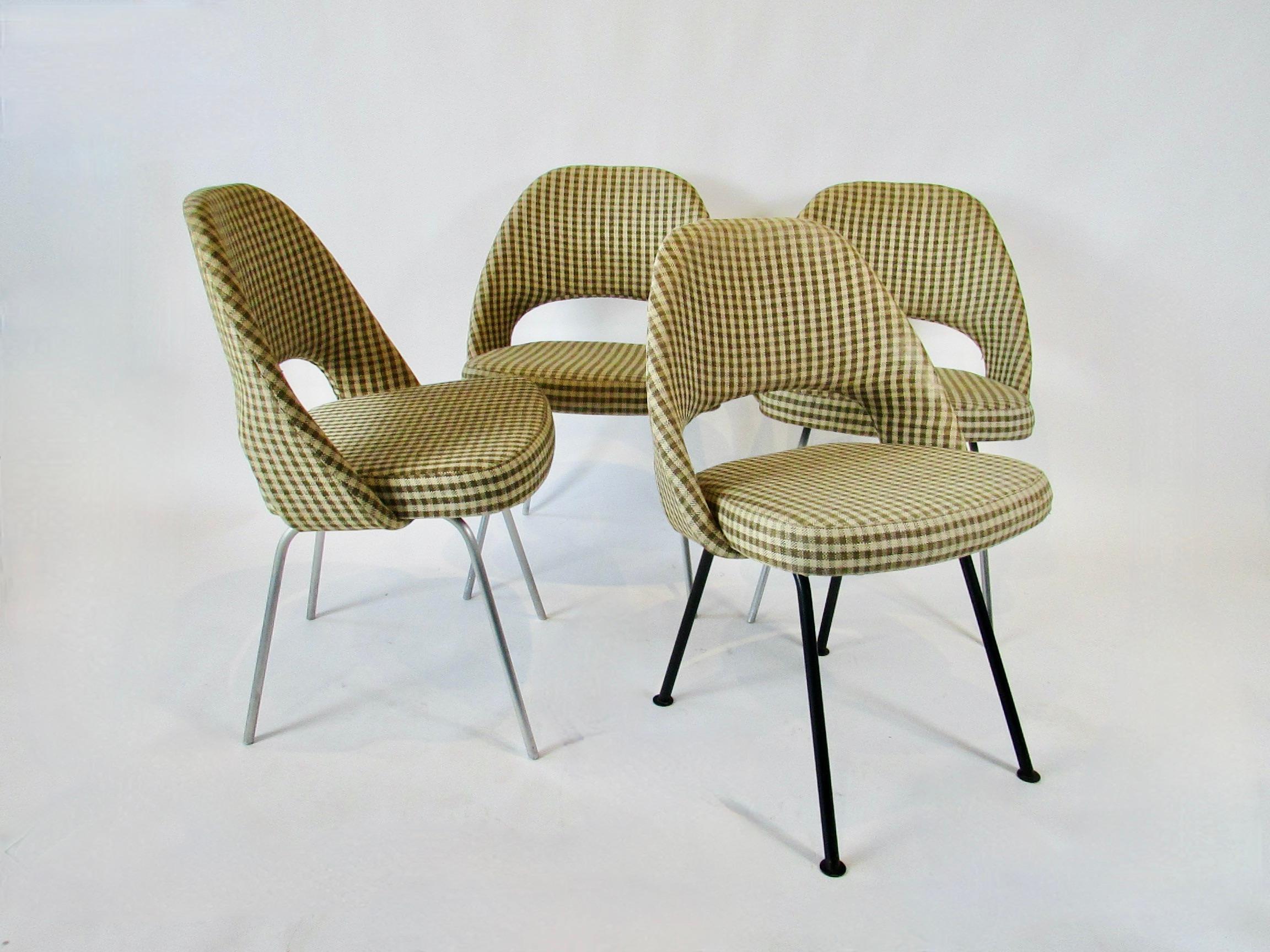 Set of Four Rare Early Production Eero Saarinen for H.G. Knoll Dining Chairs In Good Condition For Sale In Ferndale, MI