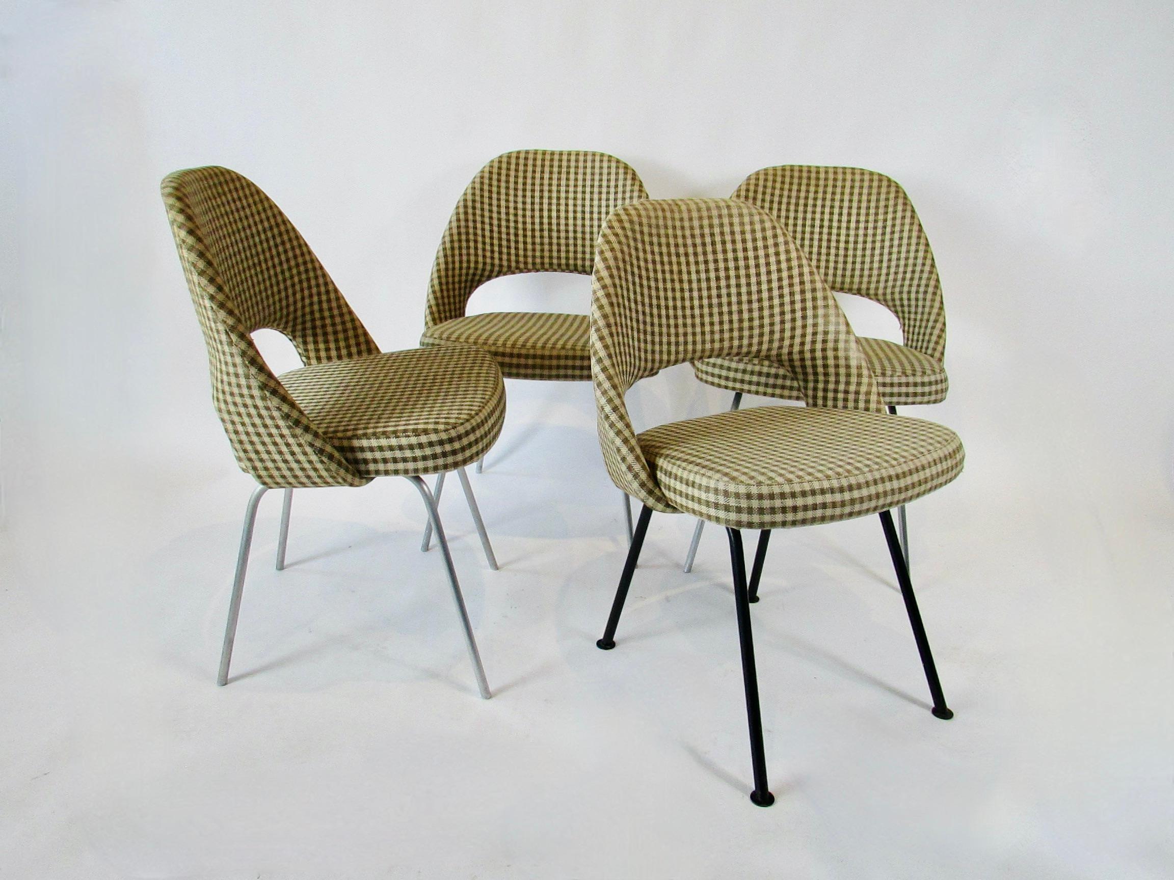 Satz von vier seltenen Eero Saarinen-Stücken aus der frühen Produktion für H.G. Knoll Esszimmerstühle (Aluminium) im Angebot