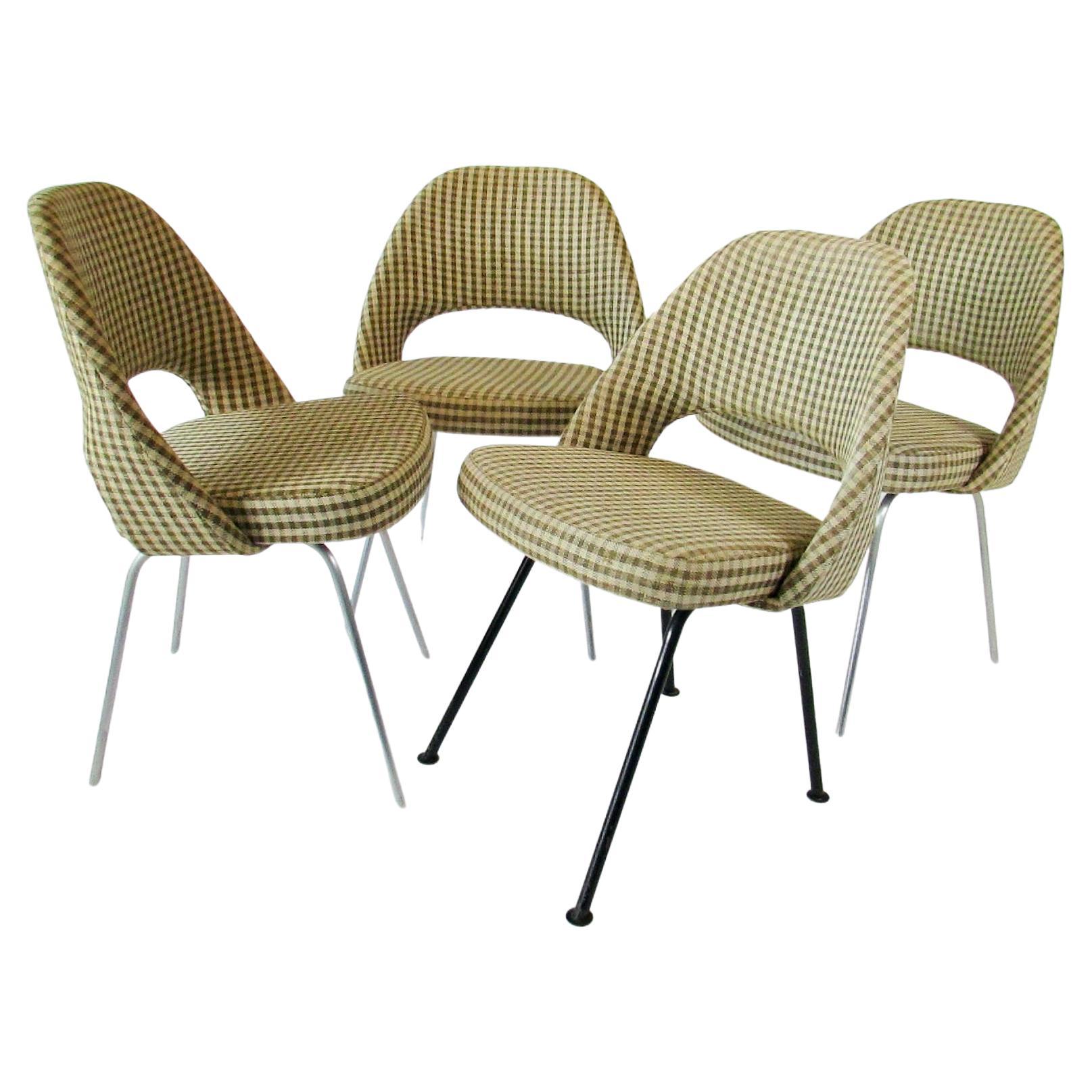 Ensemble rare de quatre premières productions Eero Saarinen pour H.G. Chaises de salle à manger Knoll en vente