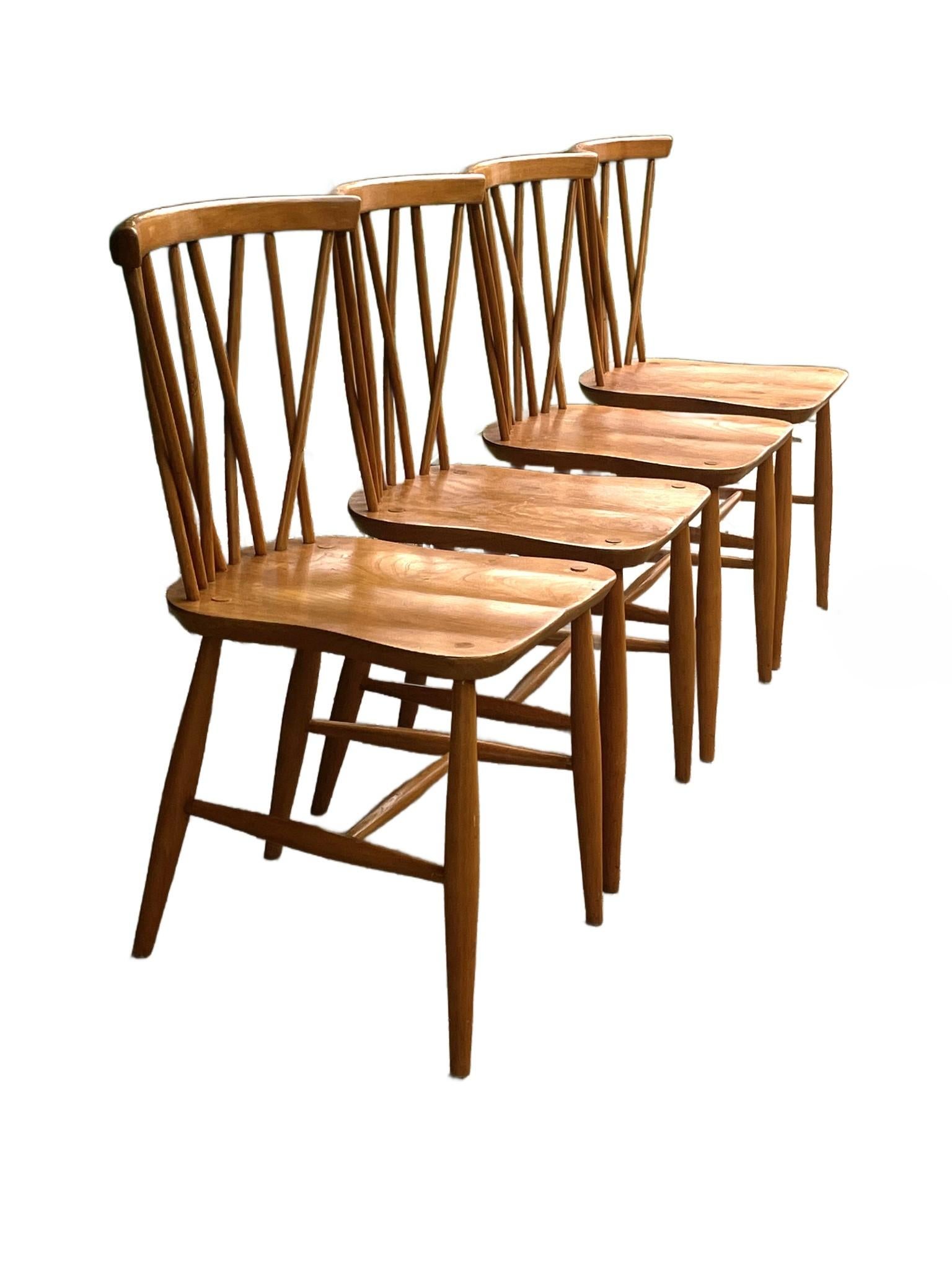 Set of Four Rare Ercol Candlestick Dining Chairs, Mid Century (Buchenholz) im Angebot