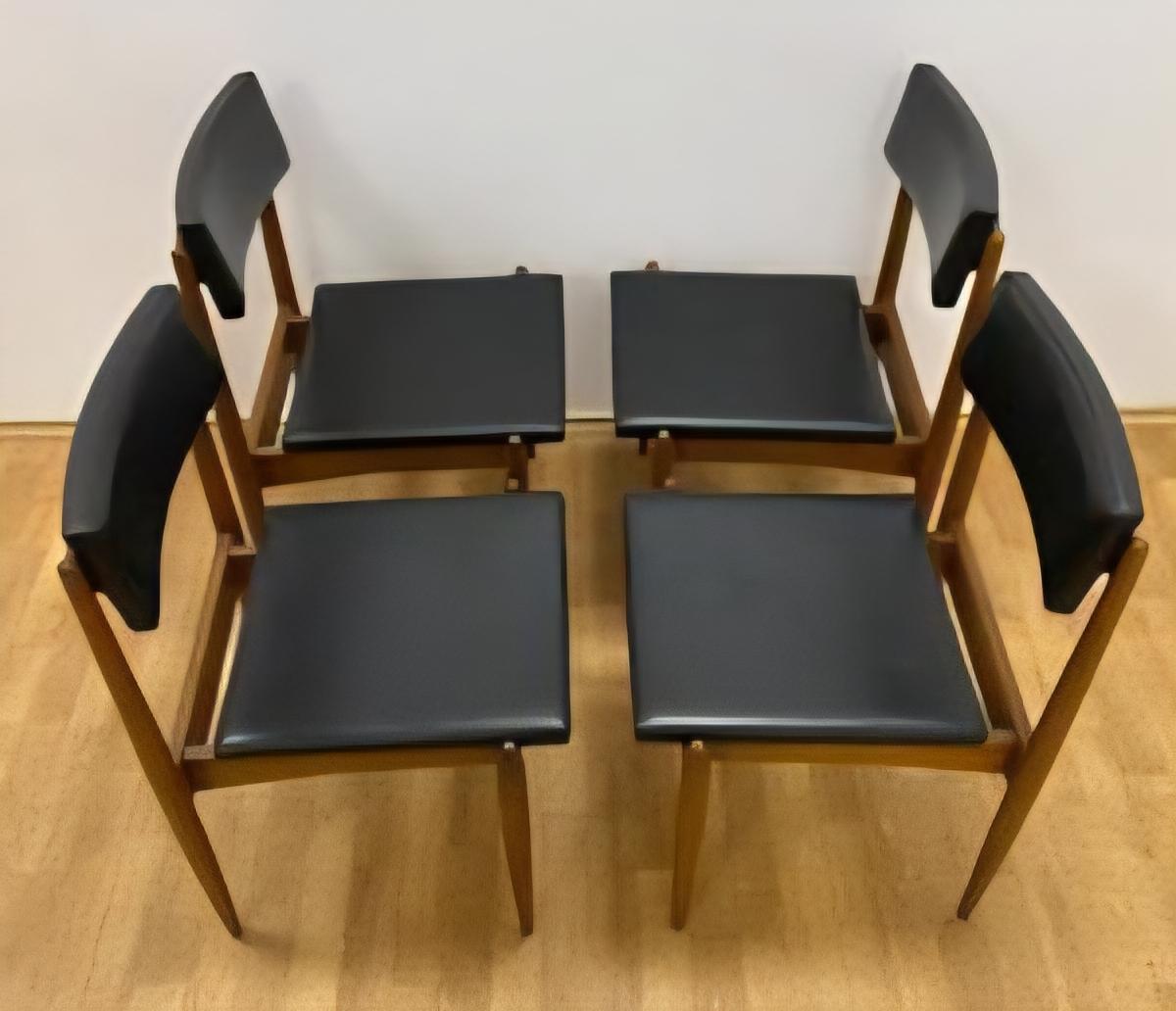Imitation cuir Ensemble de quatre chaises de salle à manger rares du milieu du siècle, Danemark, années 1970 en vente