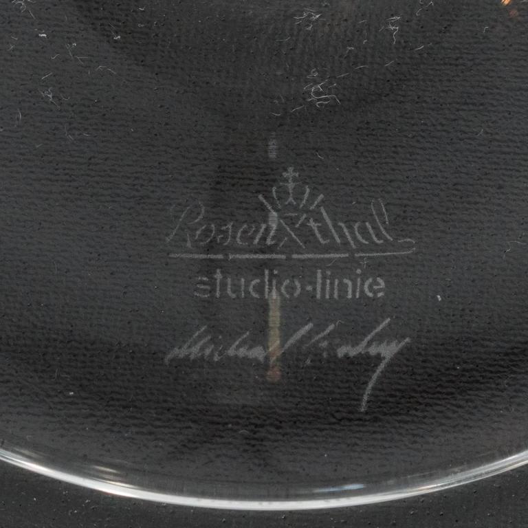 Diese wunderschöne Sonderedition mundgeblasener Glasflöten wurde von Michael Boehm für Rosenthal entworfen. Sie sind ein modernistisches, stilisiertes, abstraktes Design und sehr kurvenreich in der Form. Die auf den Sockeln Michael Boehm Rosenthal