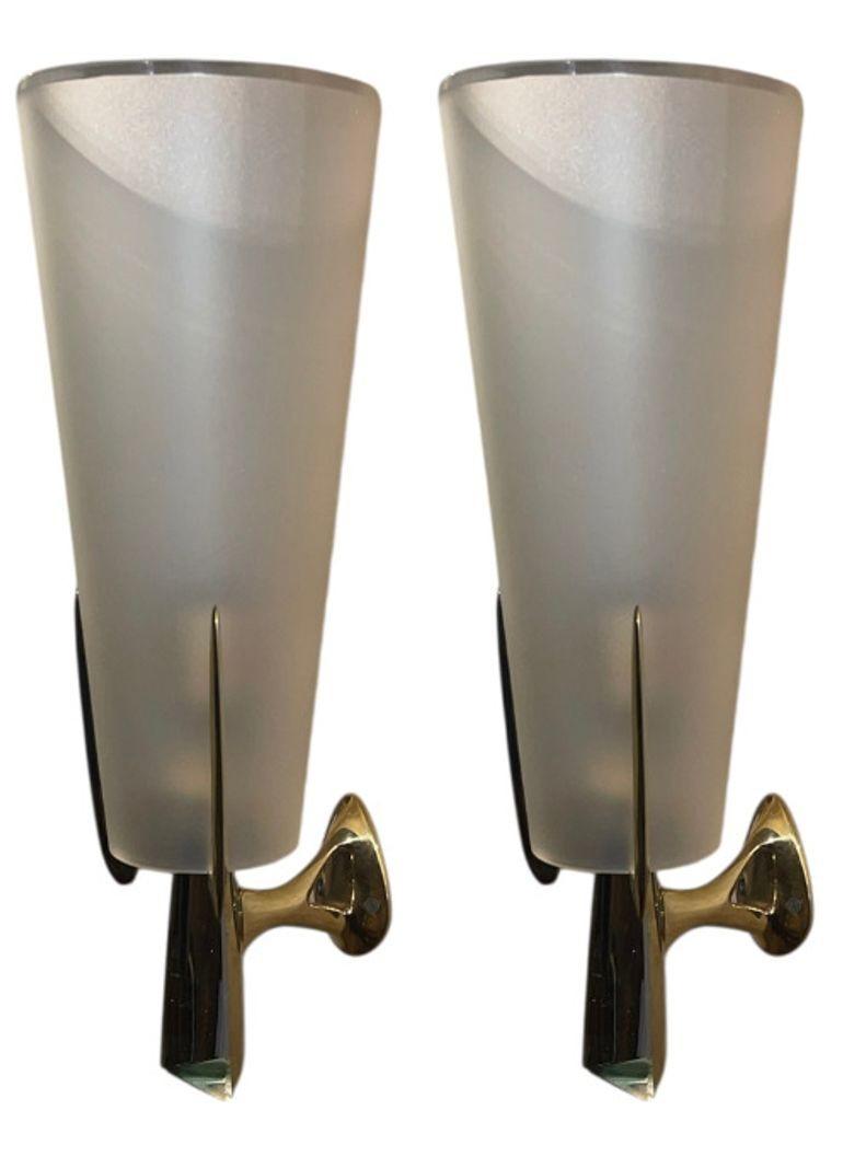 Ein seltener und außergewöhnlicher Satz von vier italienischen Wandleuchtern, entworfen von Max Ingrand für Fontana Arte, um 1959. Jede Leuchte verfügt über einen eleganten, sich verjüngenden, satinierten, abgeschrägten Glasschirm, der von einem