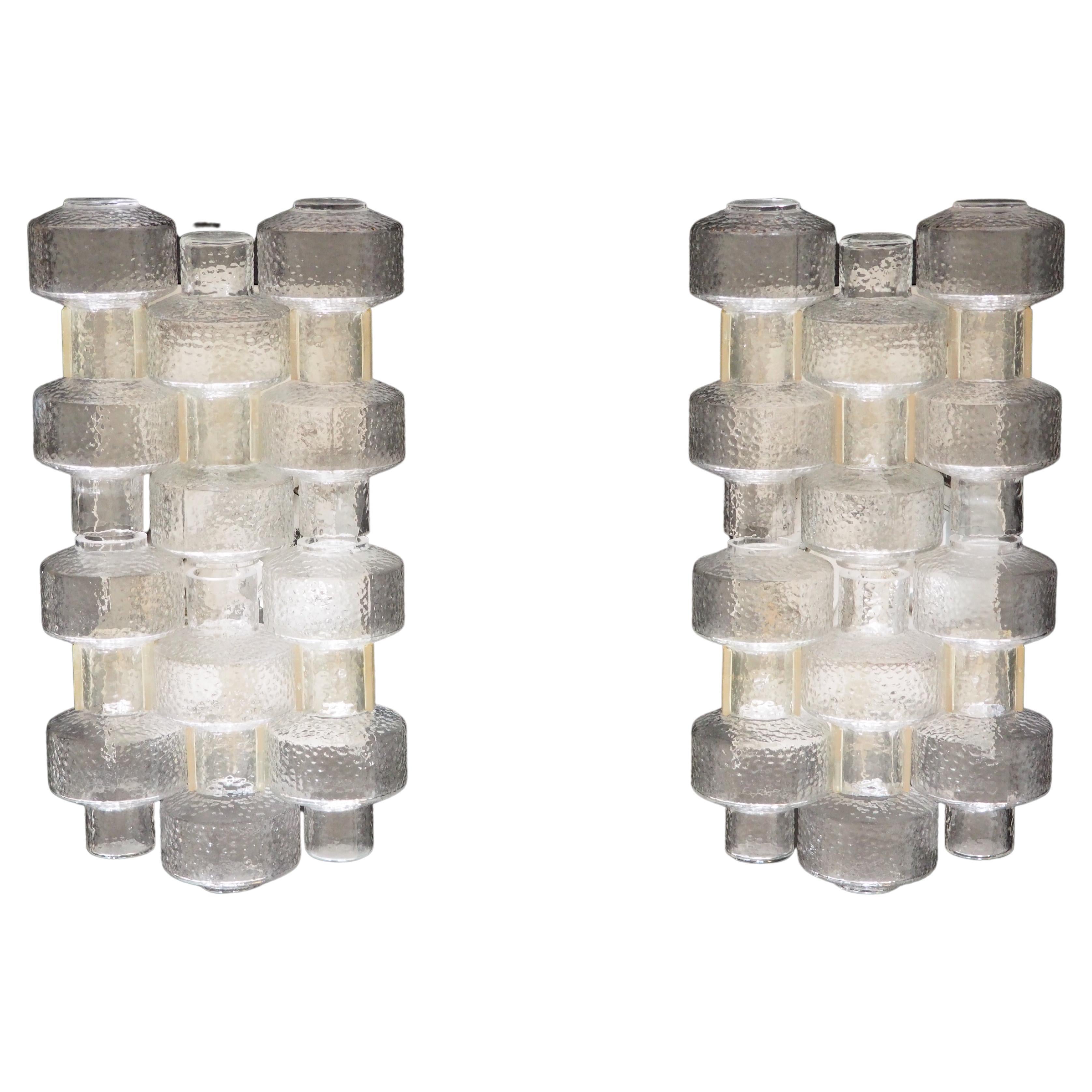 Une paire rare d'appliques en verre à deux lumières du milieu du siècle dernier, conçues par Gert Nyström pour Orrefors, Suède, vers les années 1950.
Les luminaires sont composés de 6 éléments en verre et d'aluminium.

Douille : 2 x e27 pour