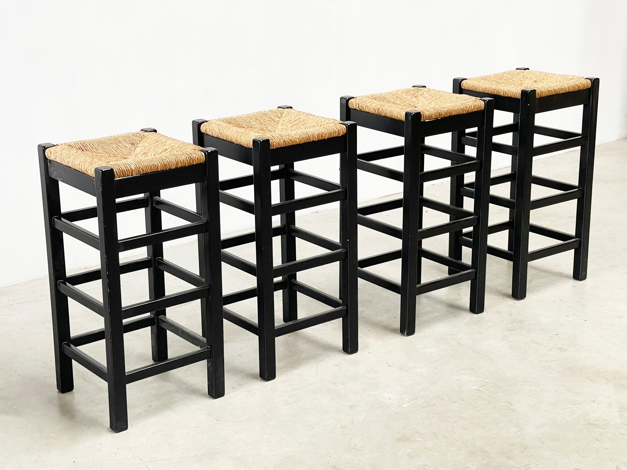 set of four rattan and wood barstools In Good Condition For Sale In Nijlen, VAN