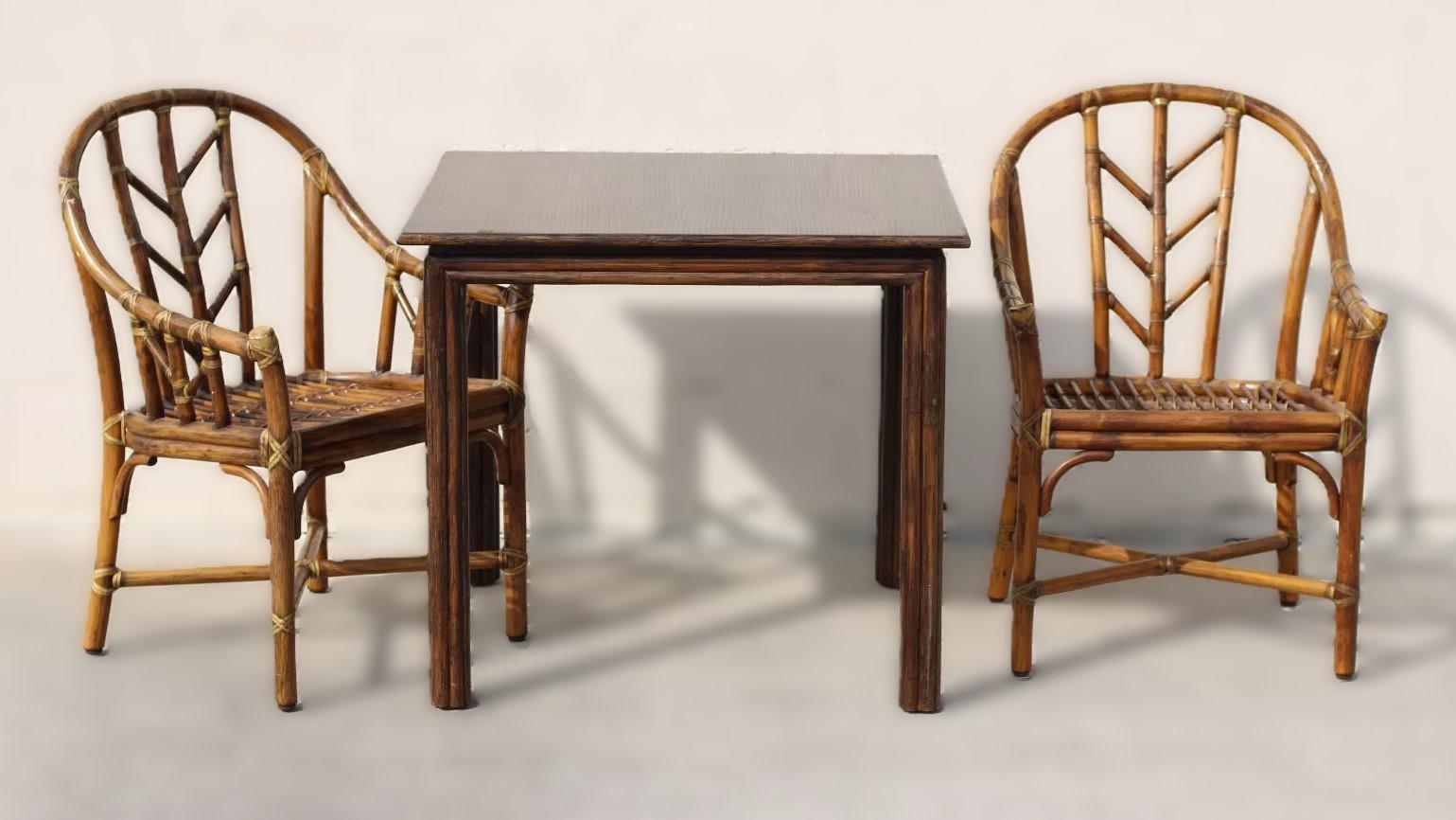 Un bellissimo set di quattro poltrone da pranzo disegnate da Elinor McGuire per McGuire San Francisco. Le sedie artigianali hanno la loro finitura originale color marrone tabacco e sono caratterizzate da legature in pelle intrecciata di McGuire