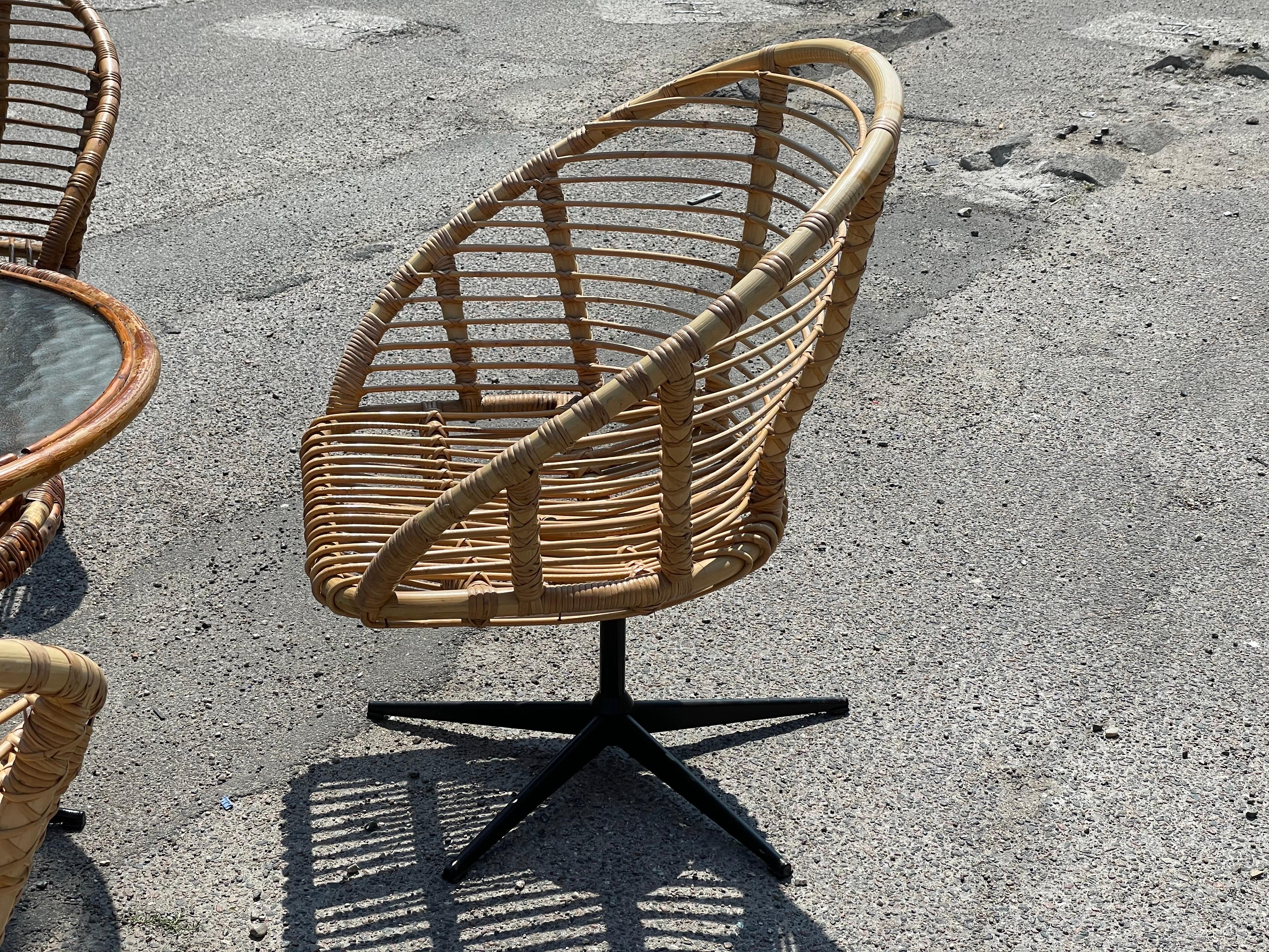 Set of four rattan swivel chairs with a matching table from the 1960´s For Sale 3