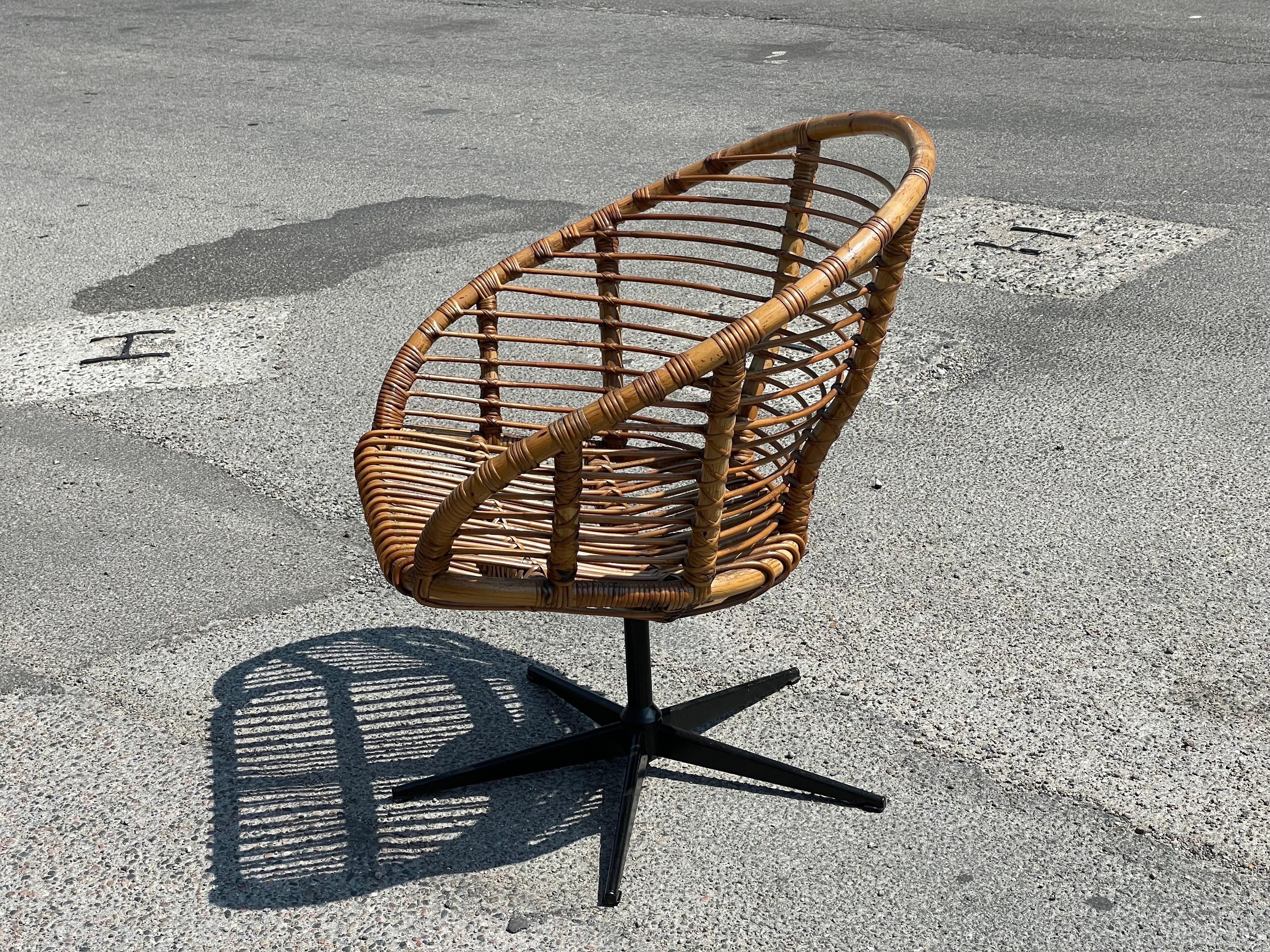 Set of four rattan swivel chairs with a matching table from the 1960´s For Sale 4