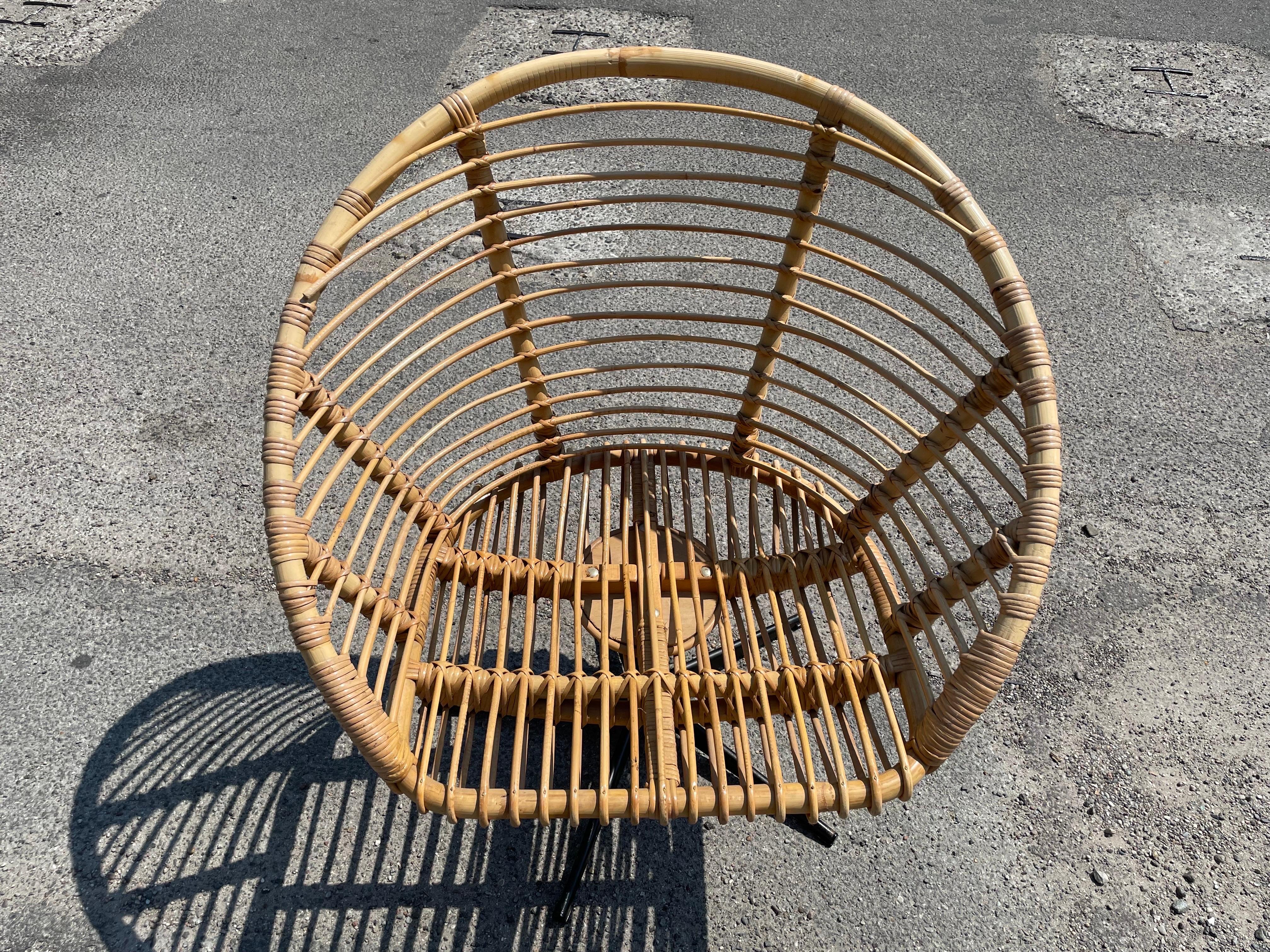 Set of four rattan swivel chairs with a matching table from the 1960´s For Sale 5