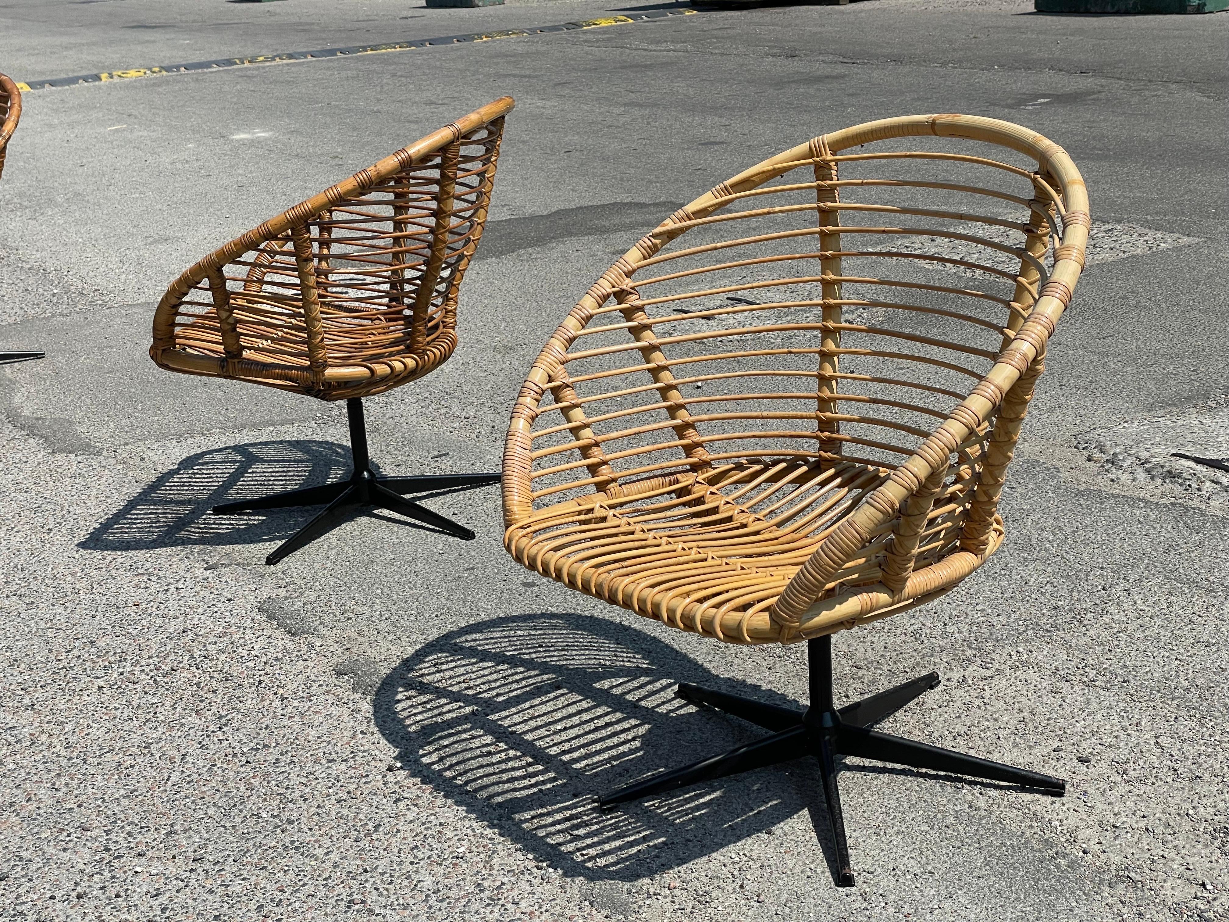 Set of four rattan swivel chairs with a matching table from the 1960´s For Sale 6