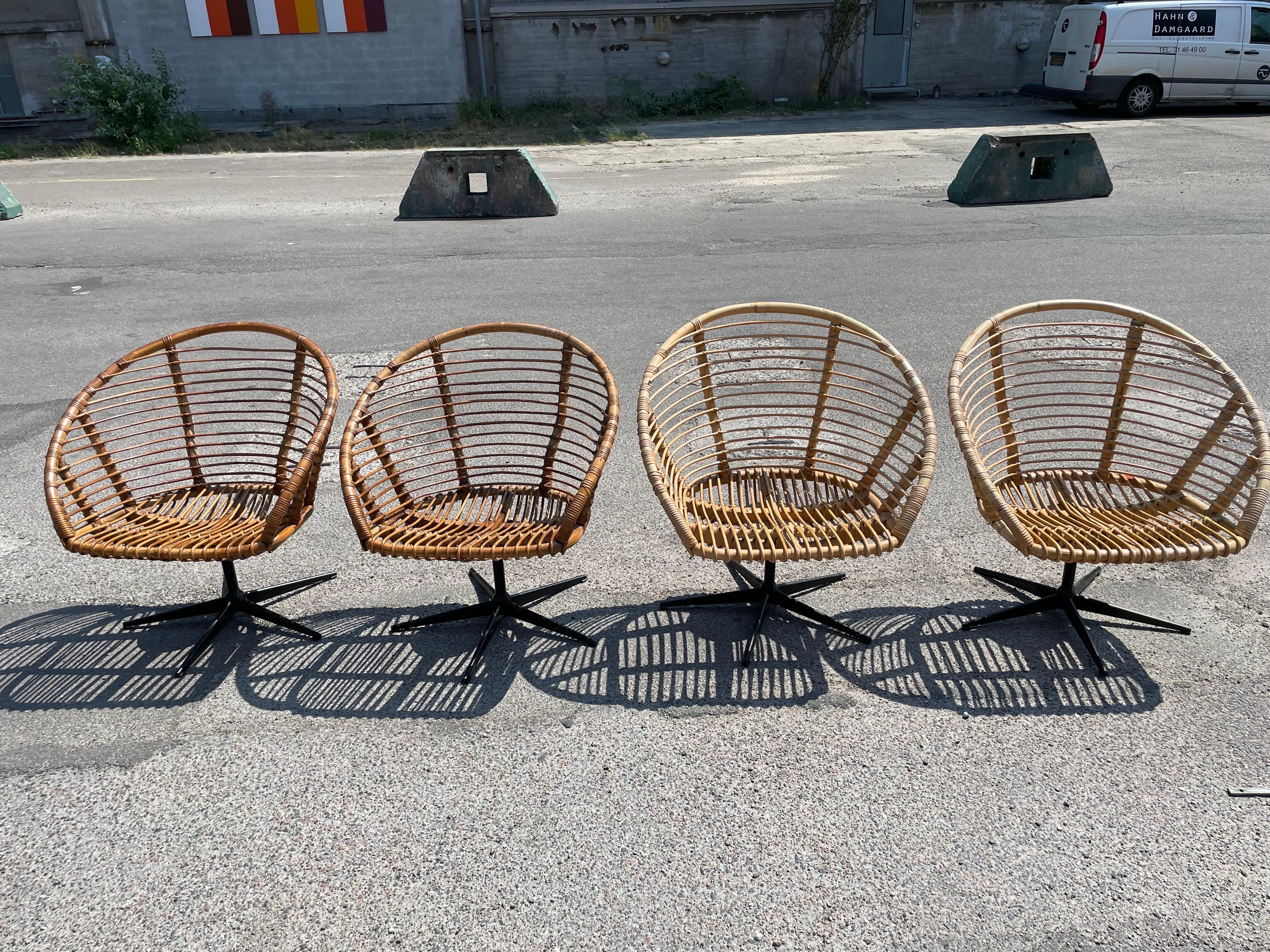 Set of four rattan swivel chairs with a matching table from the 1960´s For Sale 7