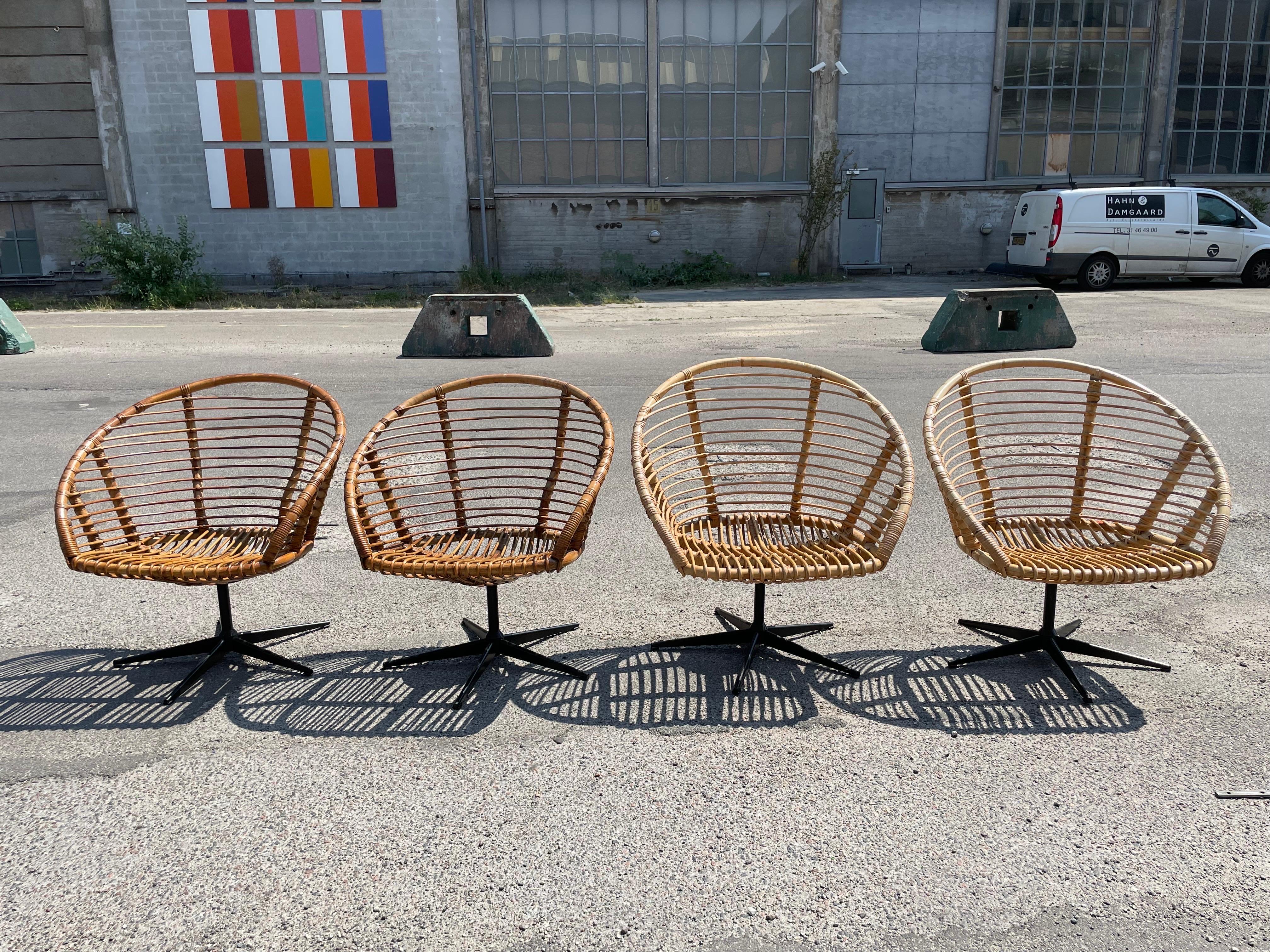 Set of four rattan swivel chairs with a matching table from the 1960´s For Sale 8