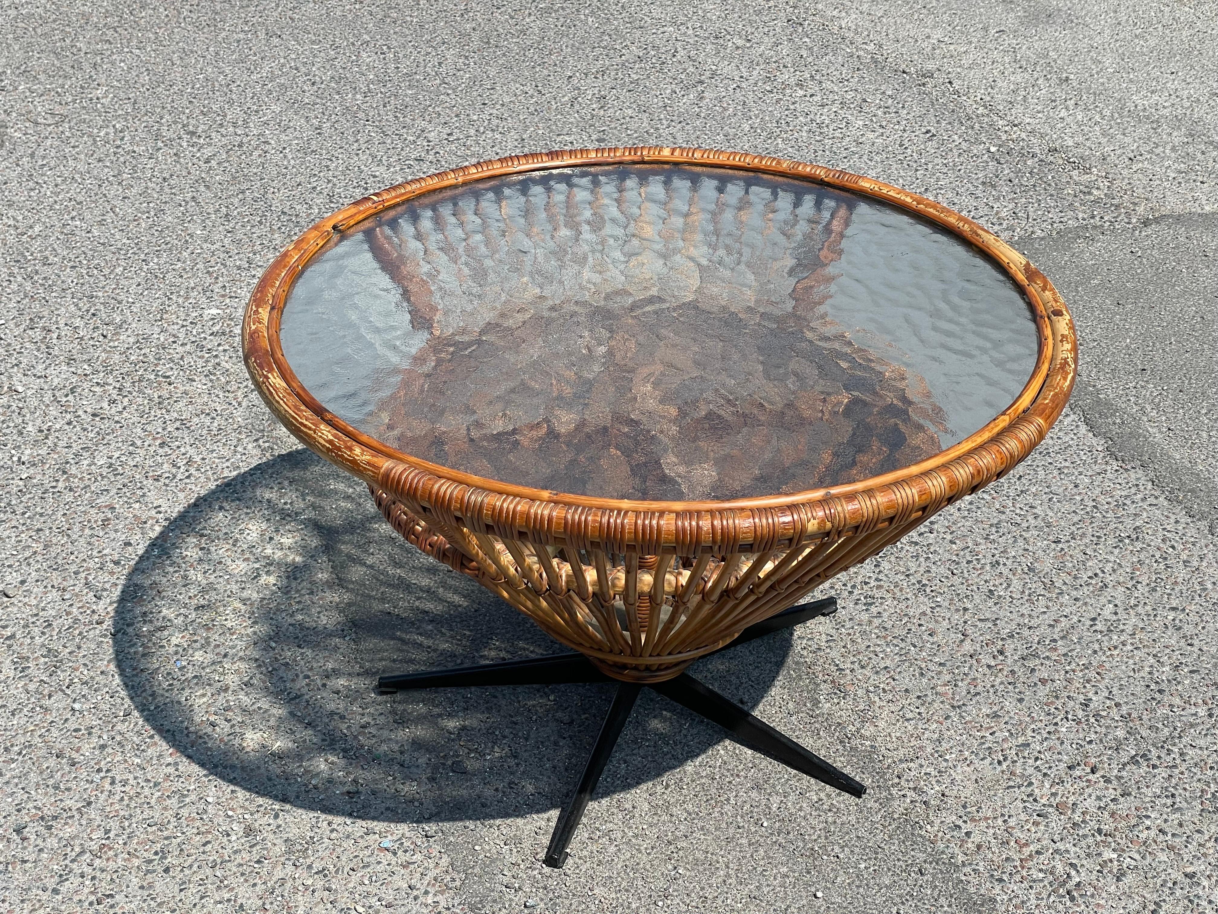 Set of four rattan swivel chairs with a matching table from the 1960´s For Sale 10