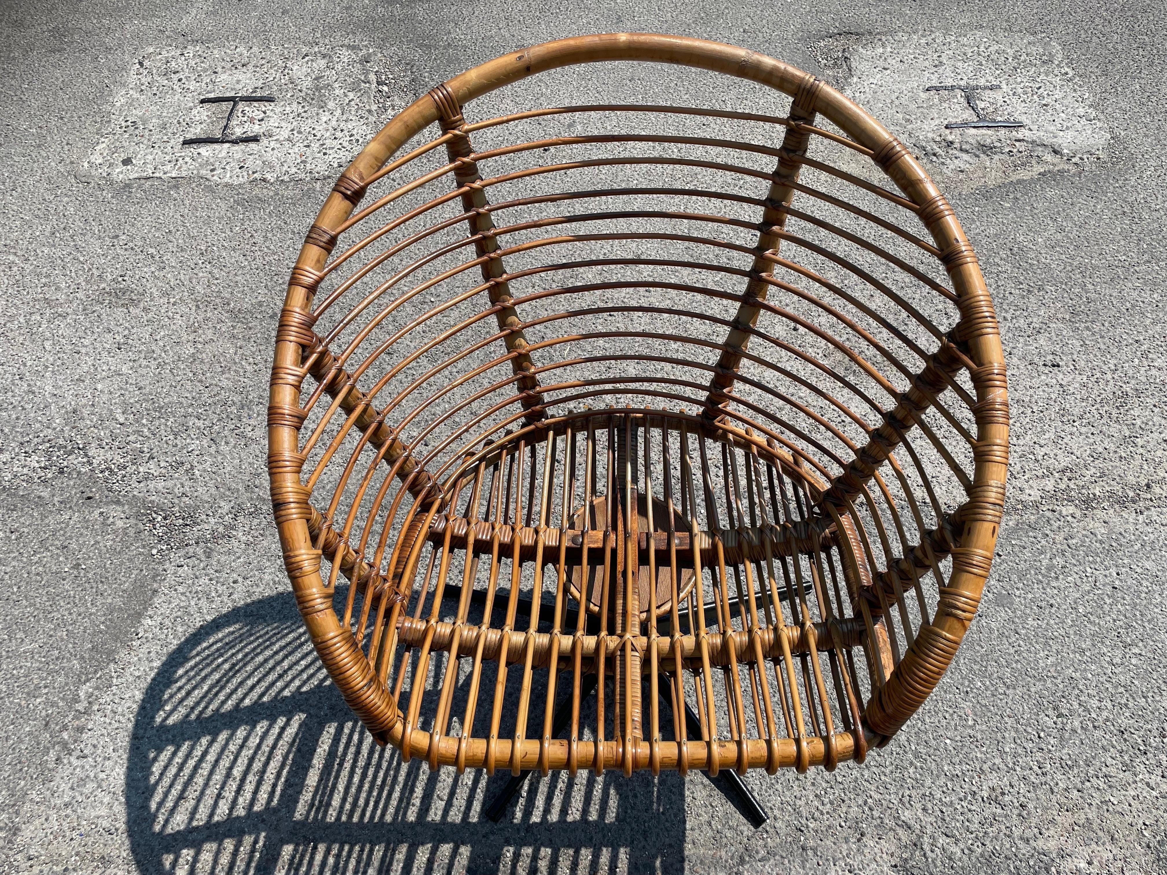 Set of four rattan swivel chairs with a matching table from the 1960´s For Sale 1