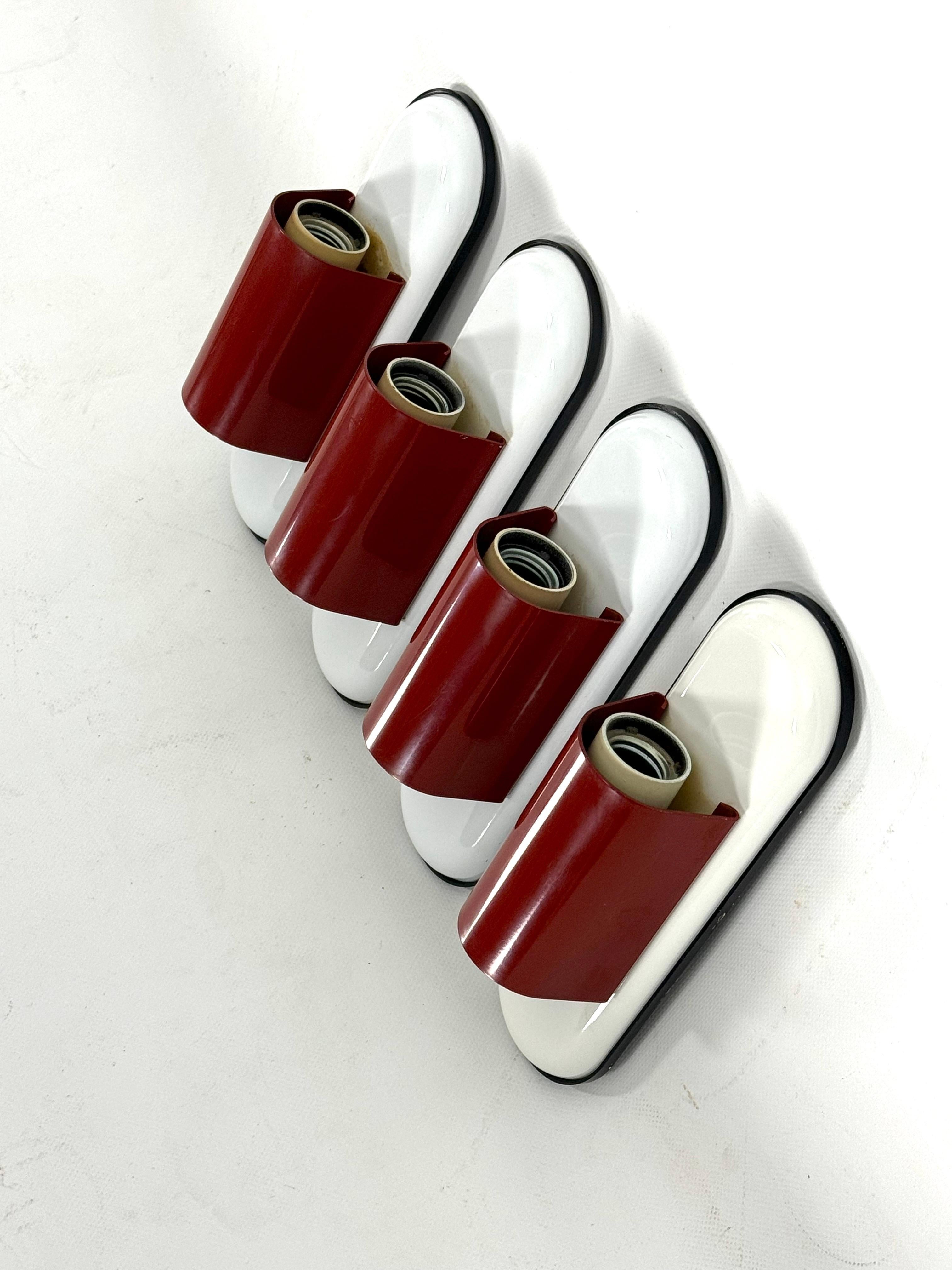 Set of four red Dui sconces by Vico Magistretti for Artemide. Italy 1970s In Good Condition For Sale In Catania, CT