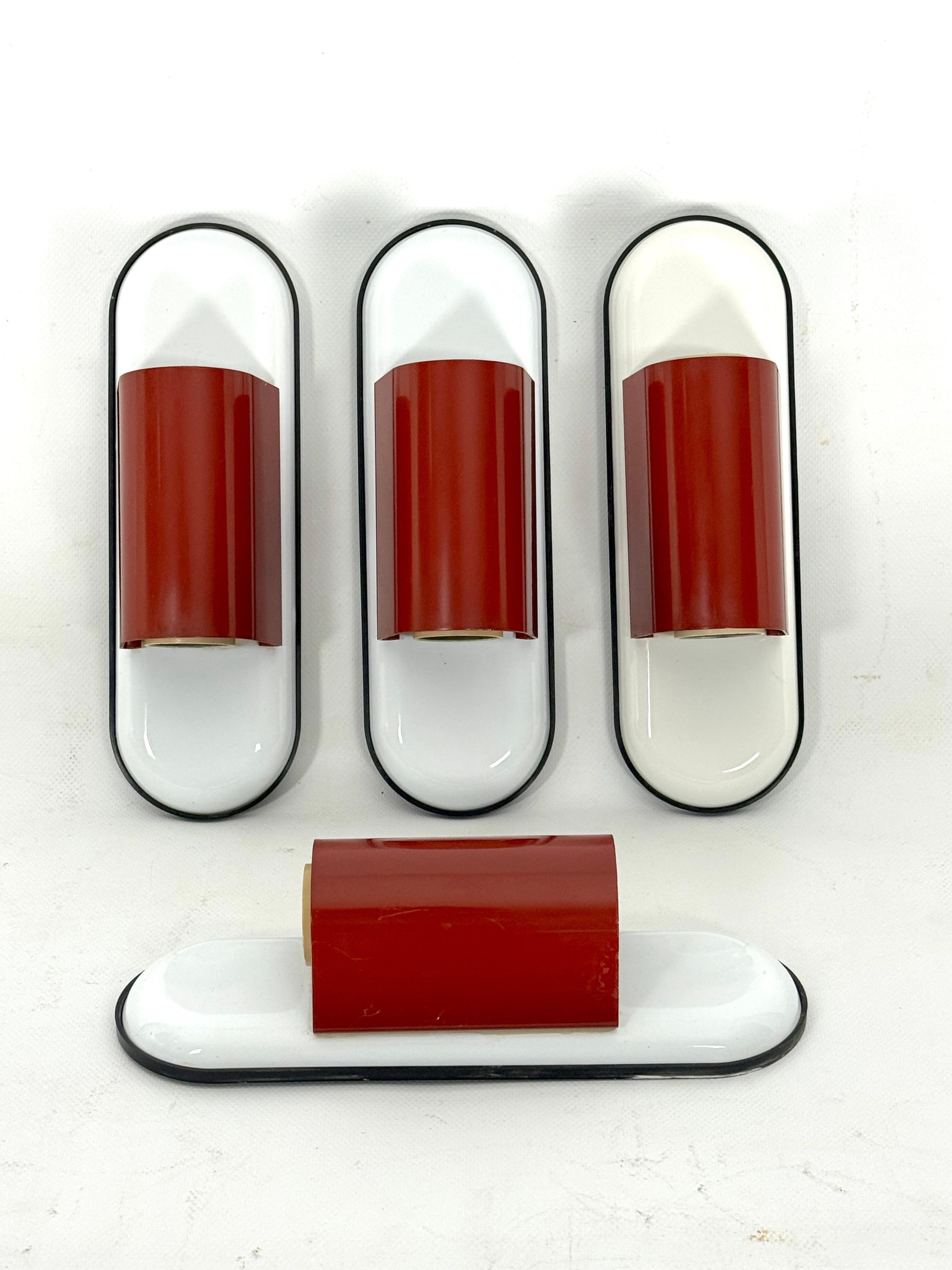 Set of four red Dui sconces by Vico Magistretti for Artemide. Italy 1970s For Sale 1