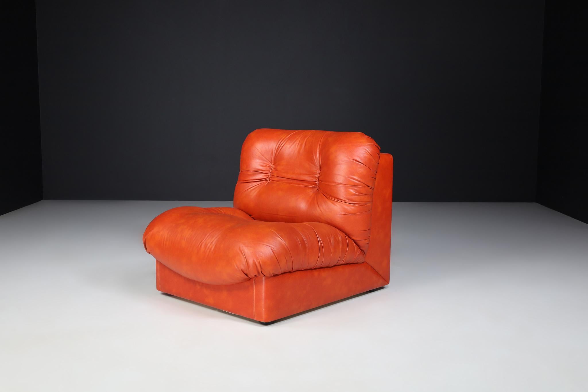 Set of Four Red Leather Mid century Lounge Chairs, Sofa , Italy 1970 In Good Condition For Sale In Almelo, NL