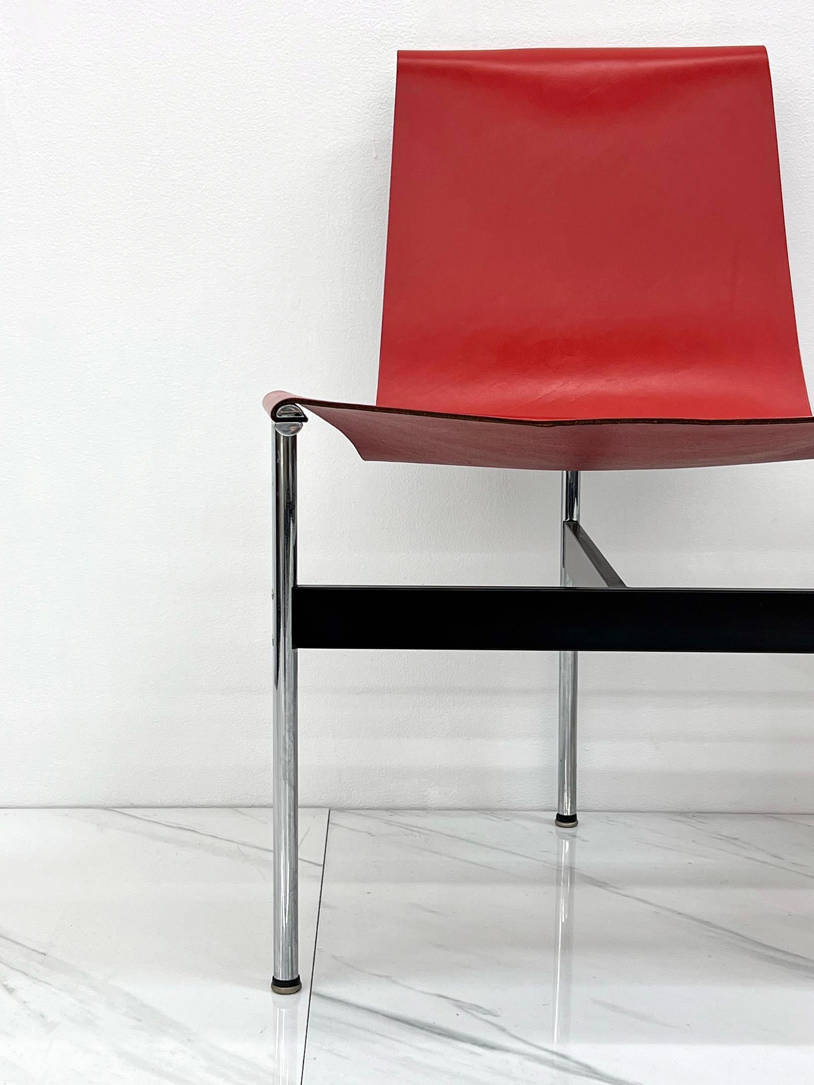 Satz von vier T-Stühlen aus rotem Leder, Katavolos & Littell & Kelley im Zustand „Starke Gebrauchsspuren“ im Angebot in Culver City, CA