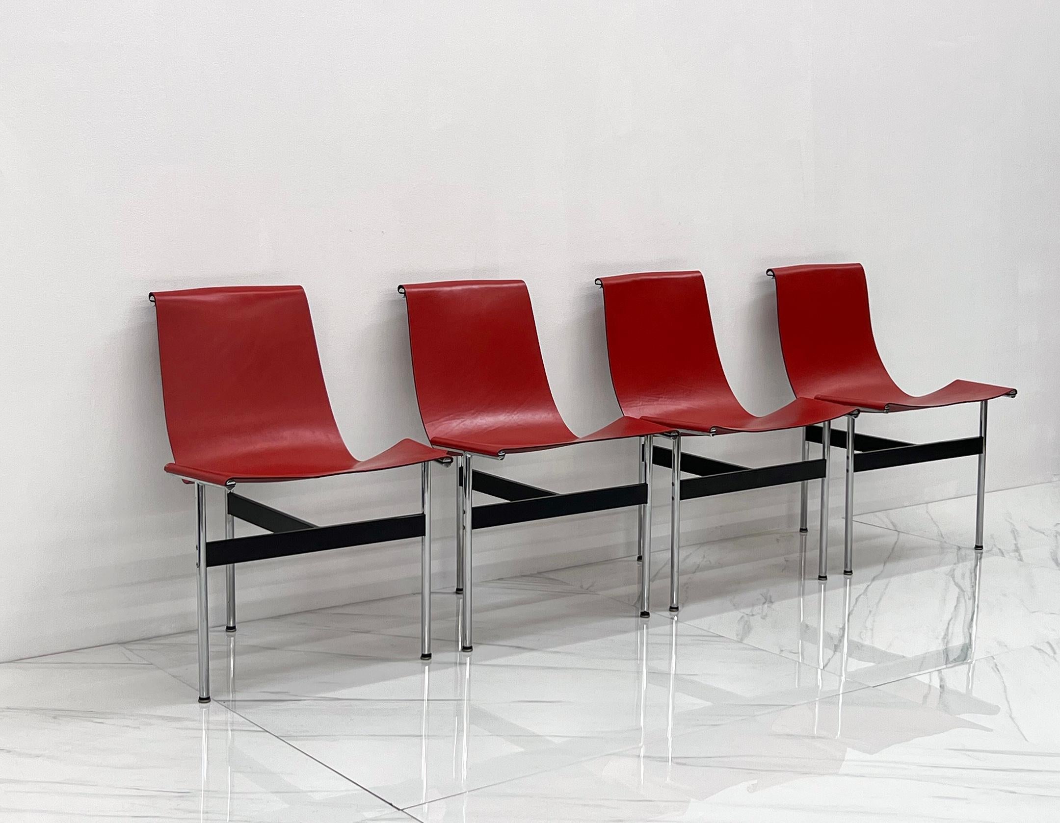 Milieu du XXe siècle Ensemble de quatre chaises T en cuir rouge Katavolos & Littell & Kelley en vente