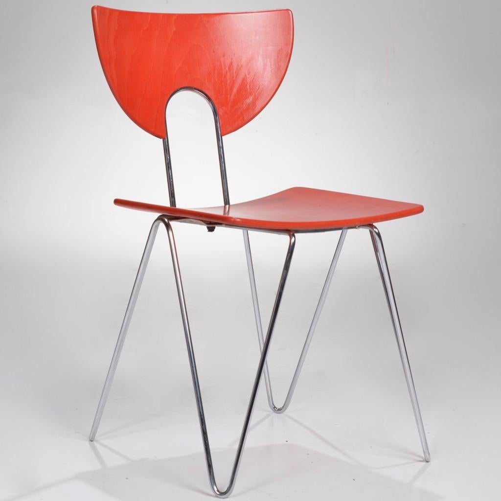 Ein Satz postmoderner Mikado 1800 Stapelstühle, entworfen von Walter Leeman für das deutsche Möbelunternehmen Kusch+Co. Beine und Rahmen aus verchromtem Stahl, Sitze und Rückenlehnen aus gebeiztem Formsperrholz. Die Stühle sind bequem und stapelbar.