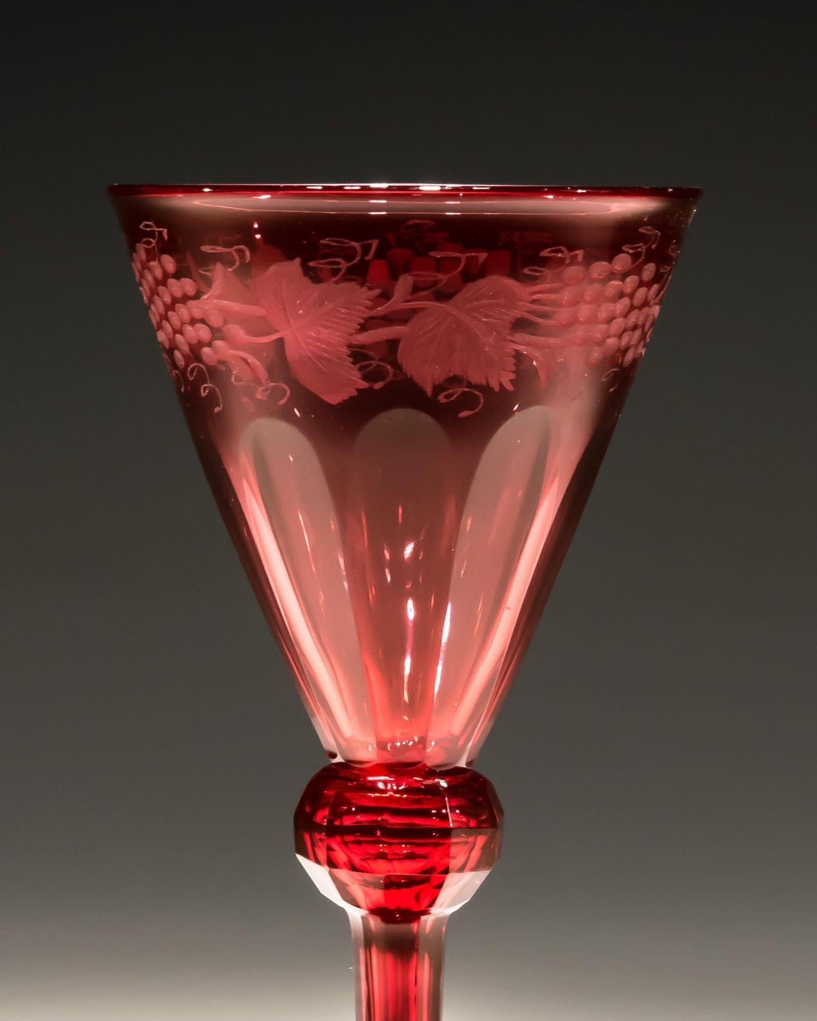 Juego de cuatro copas de vino tinto grabadas con vides frutales.

Inglaterra, hacia 1840.

Medidas: Altura: 13,5 cm (5 1/4