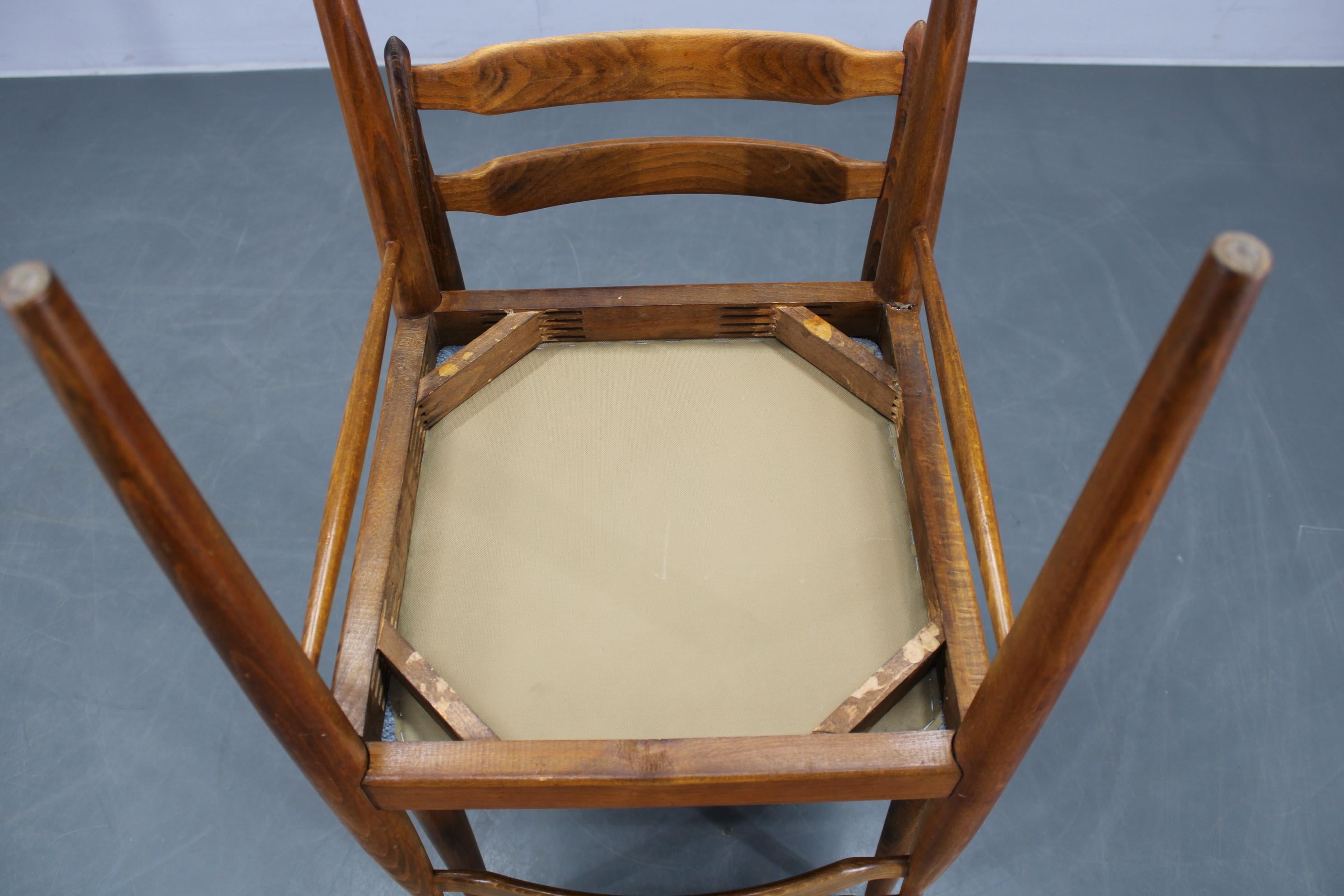 Set di quattro sedie da pranzo in Beeche rimesse a nuovo, Cecoslovacchia, anni '70 in vendita 9