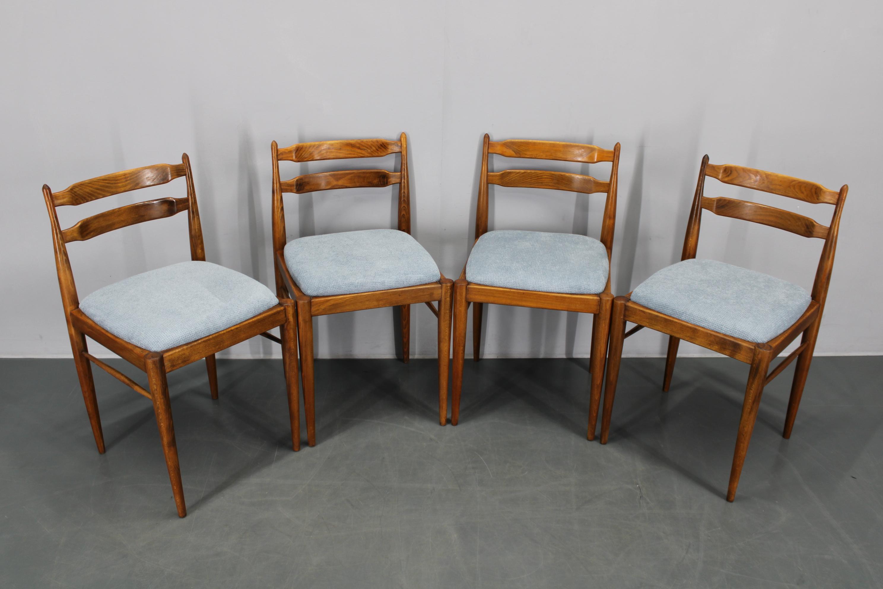 Set di quattro sedie da pranzo realizzate in Cecoslovacchia negli anni '70, sapientemente lavorate in faggio massiccio e recentemente rivestite in tessuto. 
Ogni sedia è stata accuratamente ristrutturata e presenta un design classico di metà secolo,