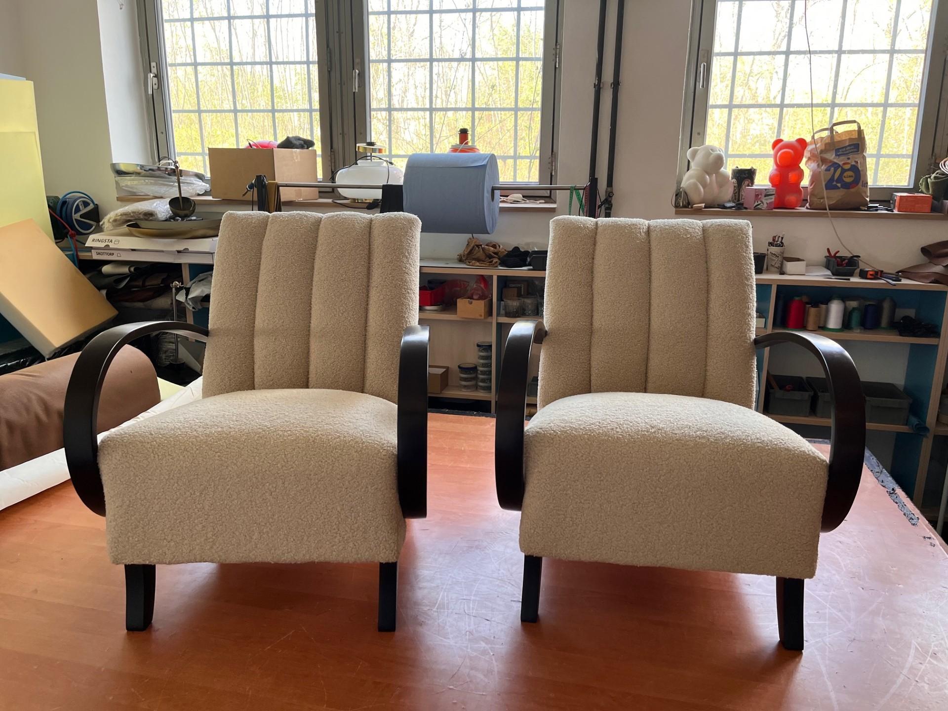 Ensemble de quatre chaises remises à neuf en vente 3