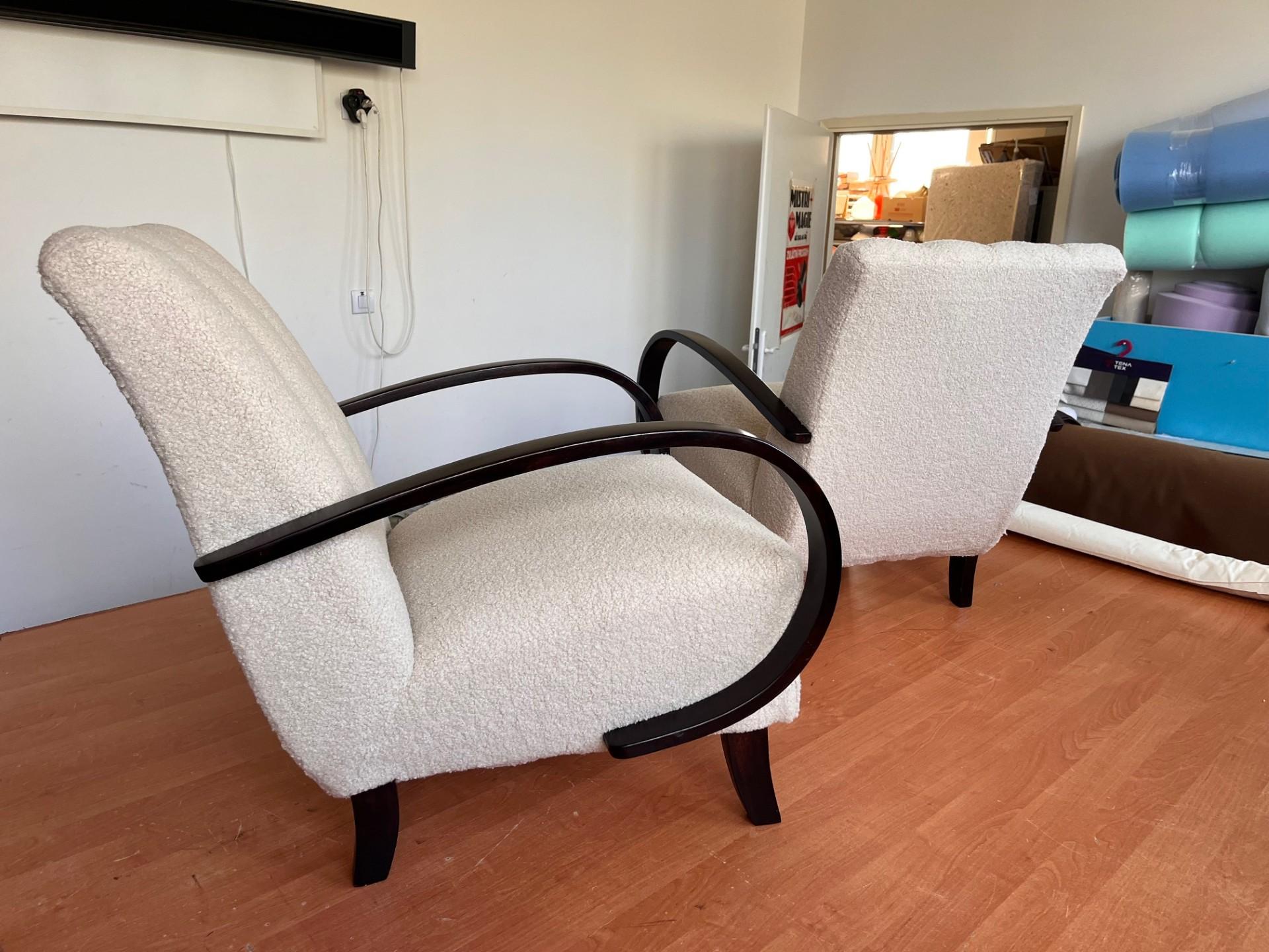 2 x fauteuils Jindrich Halabala remis à neuf en tissu Boucle 
2 x chaises longues danoises remises à neuf ... une en boucle et une en coton 