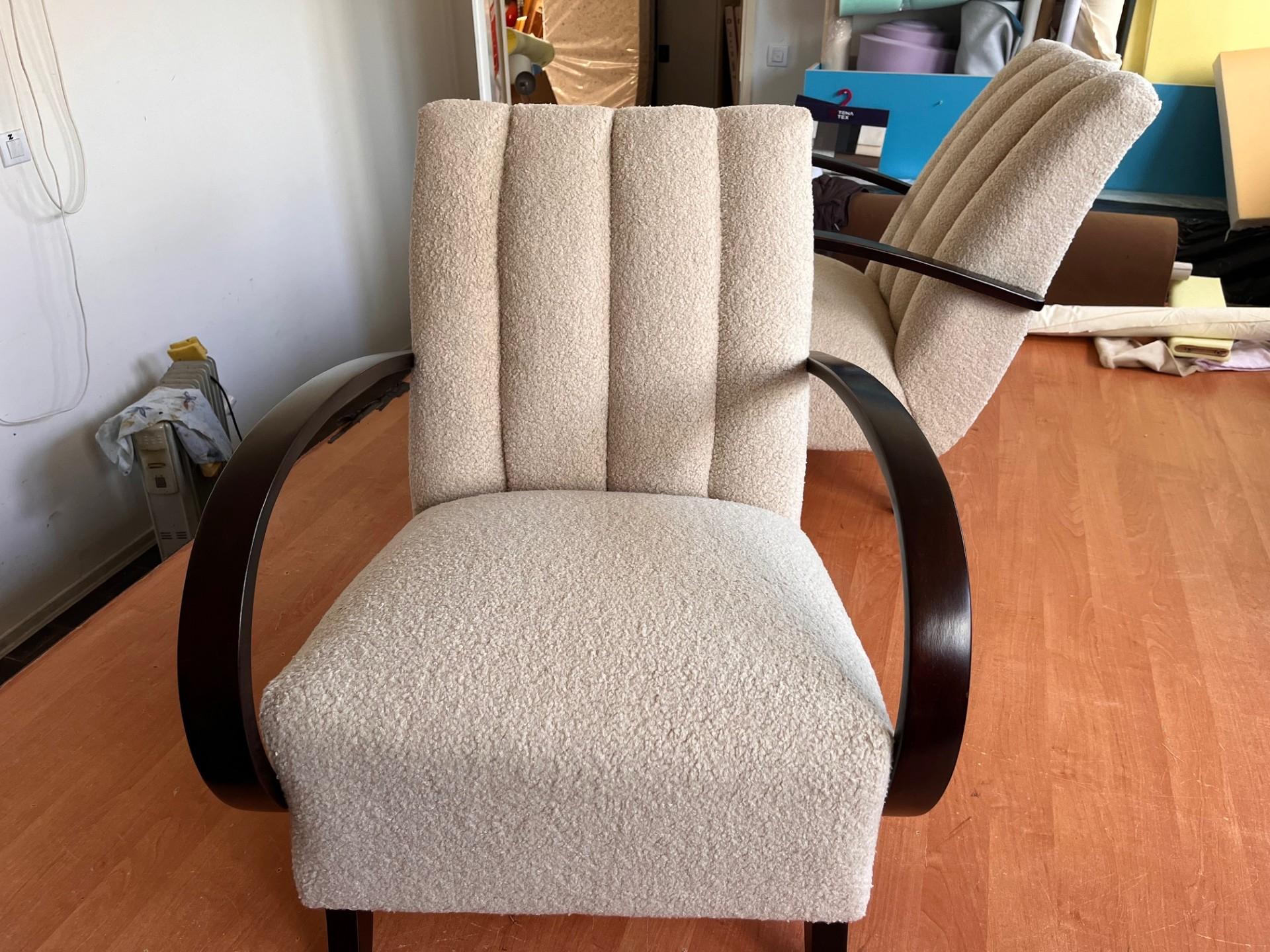 Bouclé Ensemble de quatre chaises remises à neuf en vente