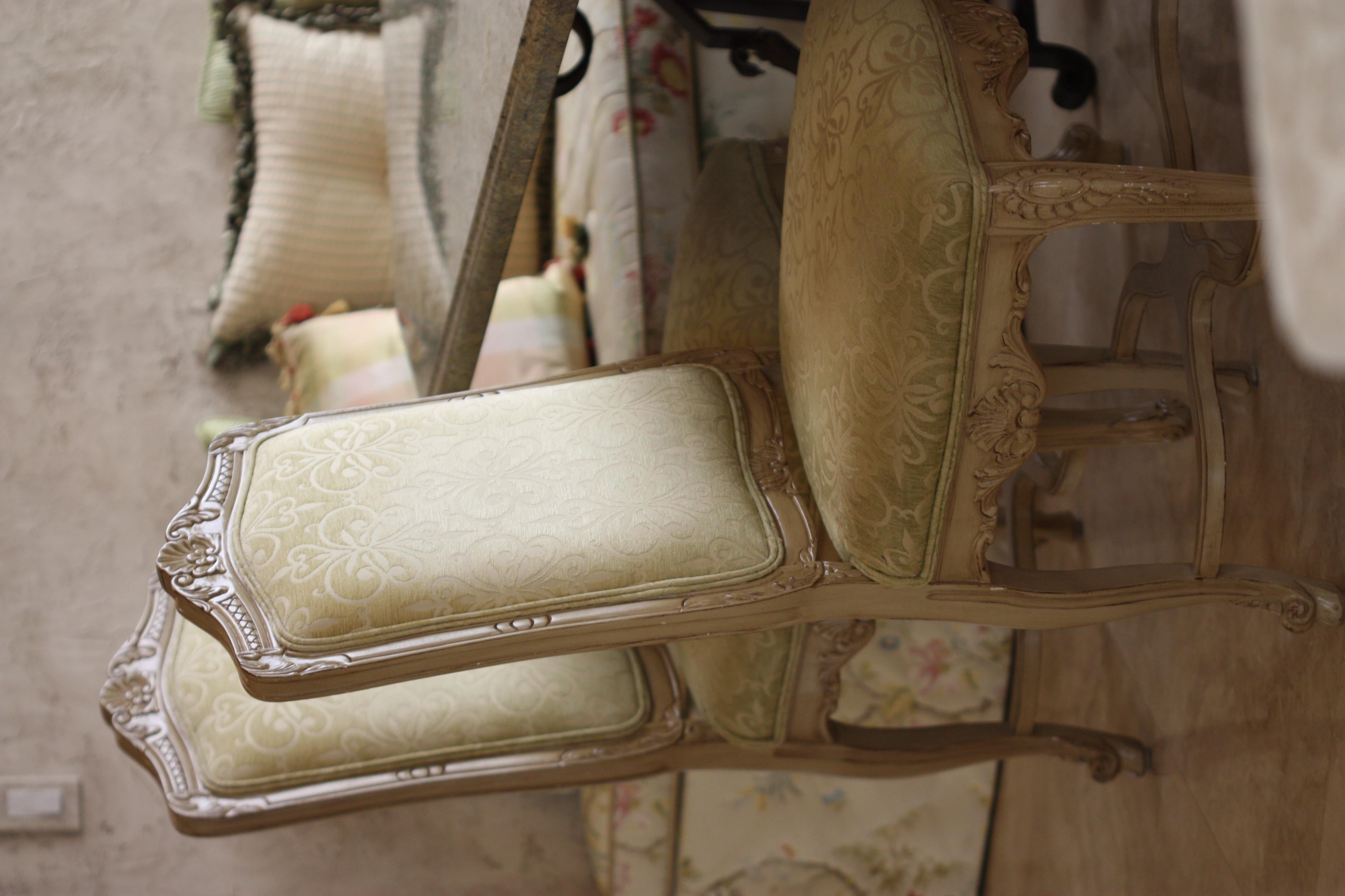 Ensemble de quatre chaises peintes de style Régence 
Comprenant un fauteuil et trois chaises d'appoint, chacun avec un dossier en forme de cartouche, un siège en serpentin et des pieds en cabriole, avec trois coussins.
Hauteur du dossier au sol