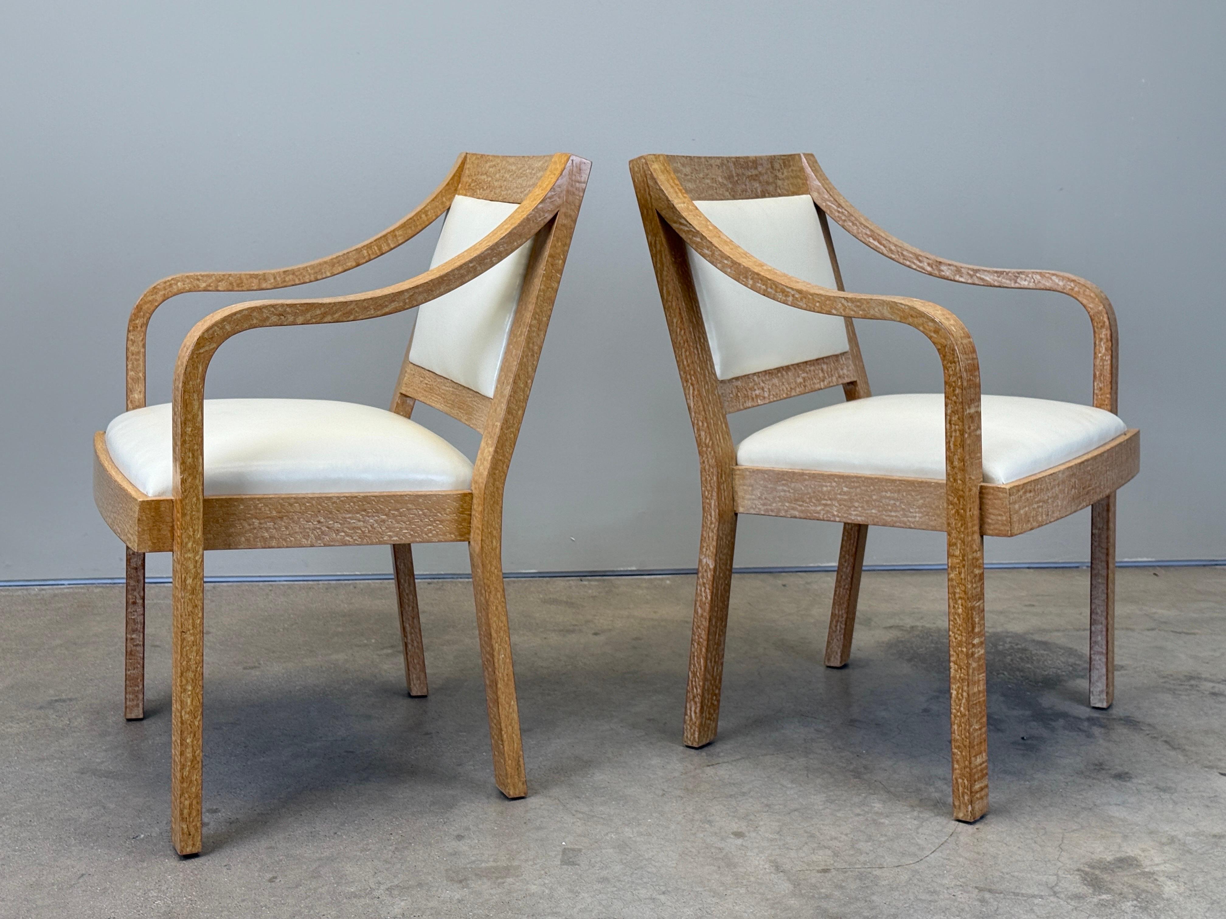 Conjunto de cuatro sillones regencia de madera de encaje con cuero original diseñados por Karl Springer para un interior de Steven Chase.