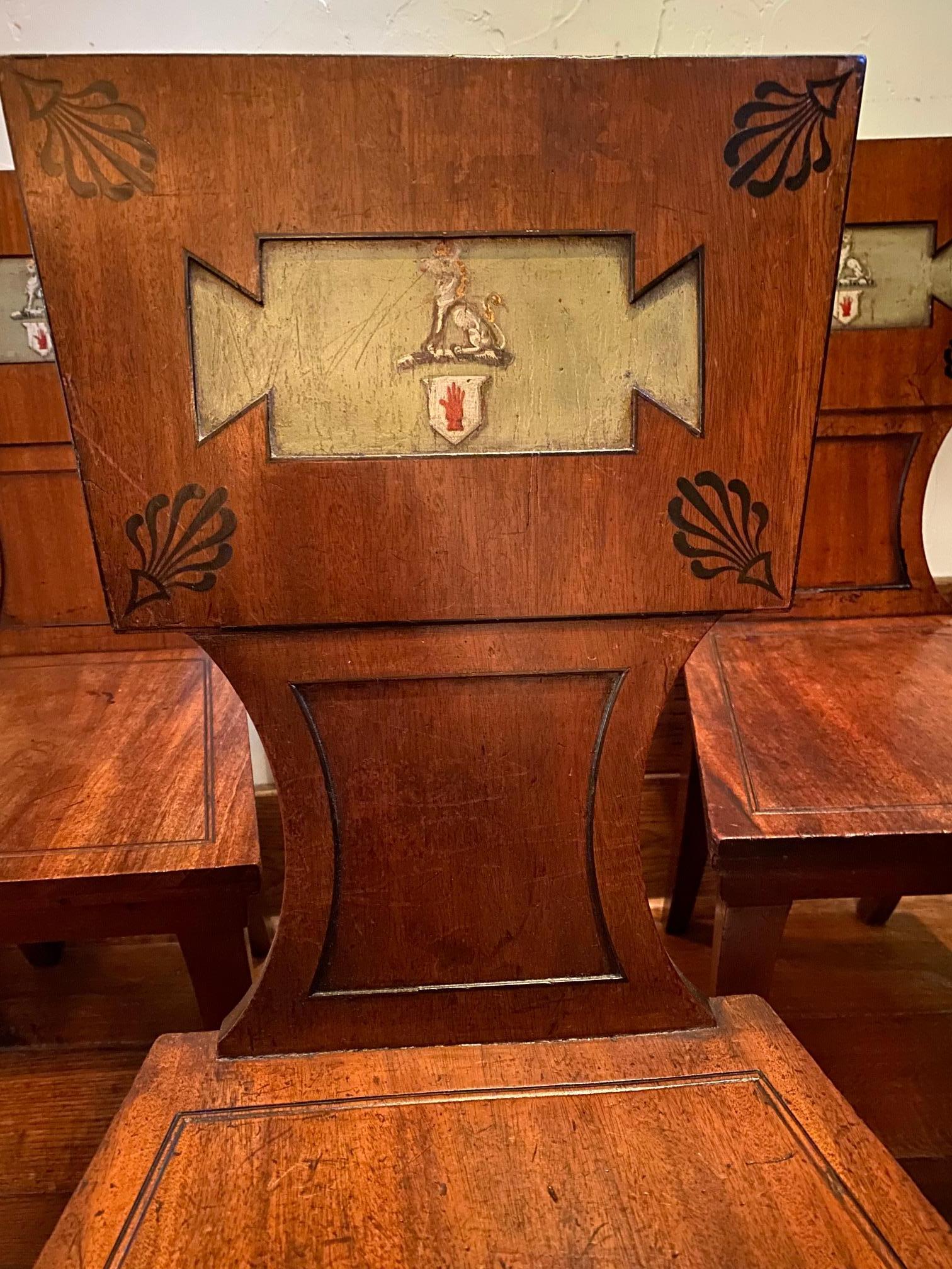 Satz von vier Regency-Mahagoni- und Ebenholz-Wappenstühlen mit Wappen (Englisch) im Angebot