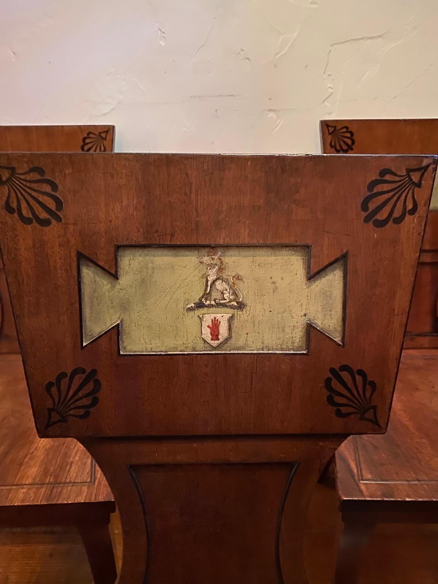 Satz von vier Regency-Mahagoni- und Ebenholz-Wappenstühlen mit Wappen (Intarsie) im Angebot