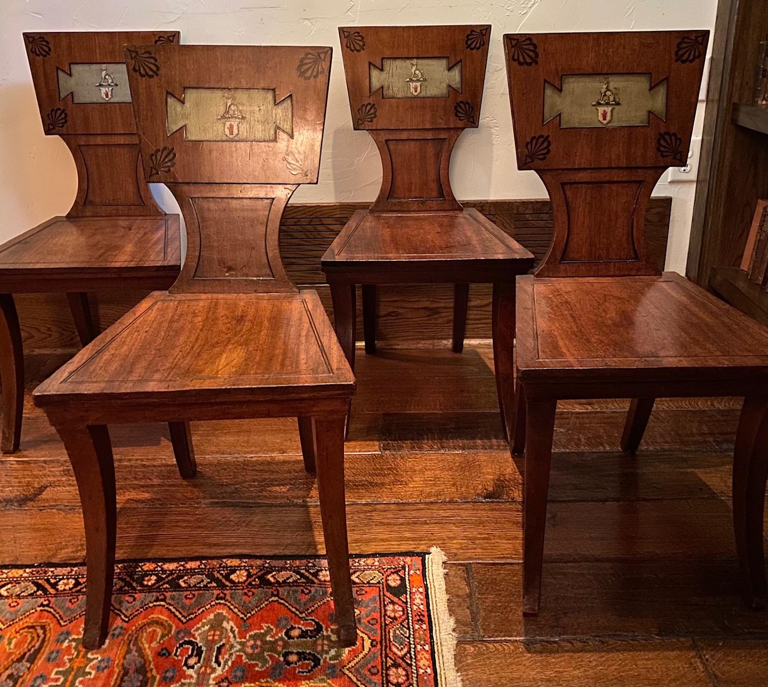 Stupendo set di quattro sedie da sala del periodo Regency in mogano ed ebano intarsiato, forse attribuibili a Marsh and Tatham. I dorsi sono decorati con anthemion e con le armi della famiglia Sebright. 

Provenienza: Sir John Saunders Sebright,