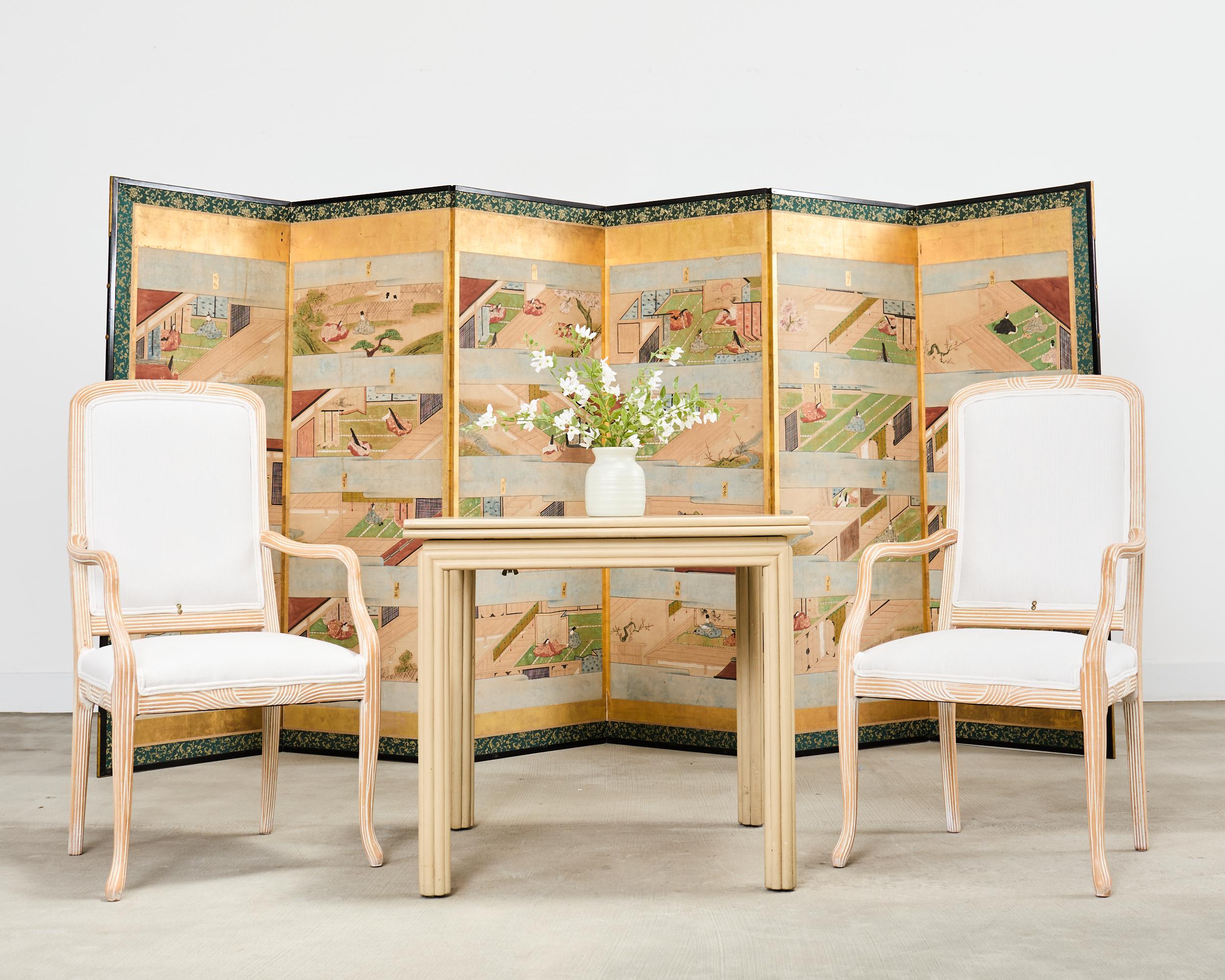 Elegante juego de cuatro sillones de comedor de madera de abedul rubio con acabado lijado y barnizado. Los marcos están elaborados al gusto de la Regencia, con un acabado tallado y con lengüeta. La madera tiene una laca blanca aplicada que resalta